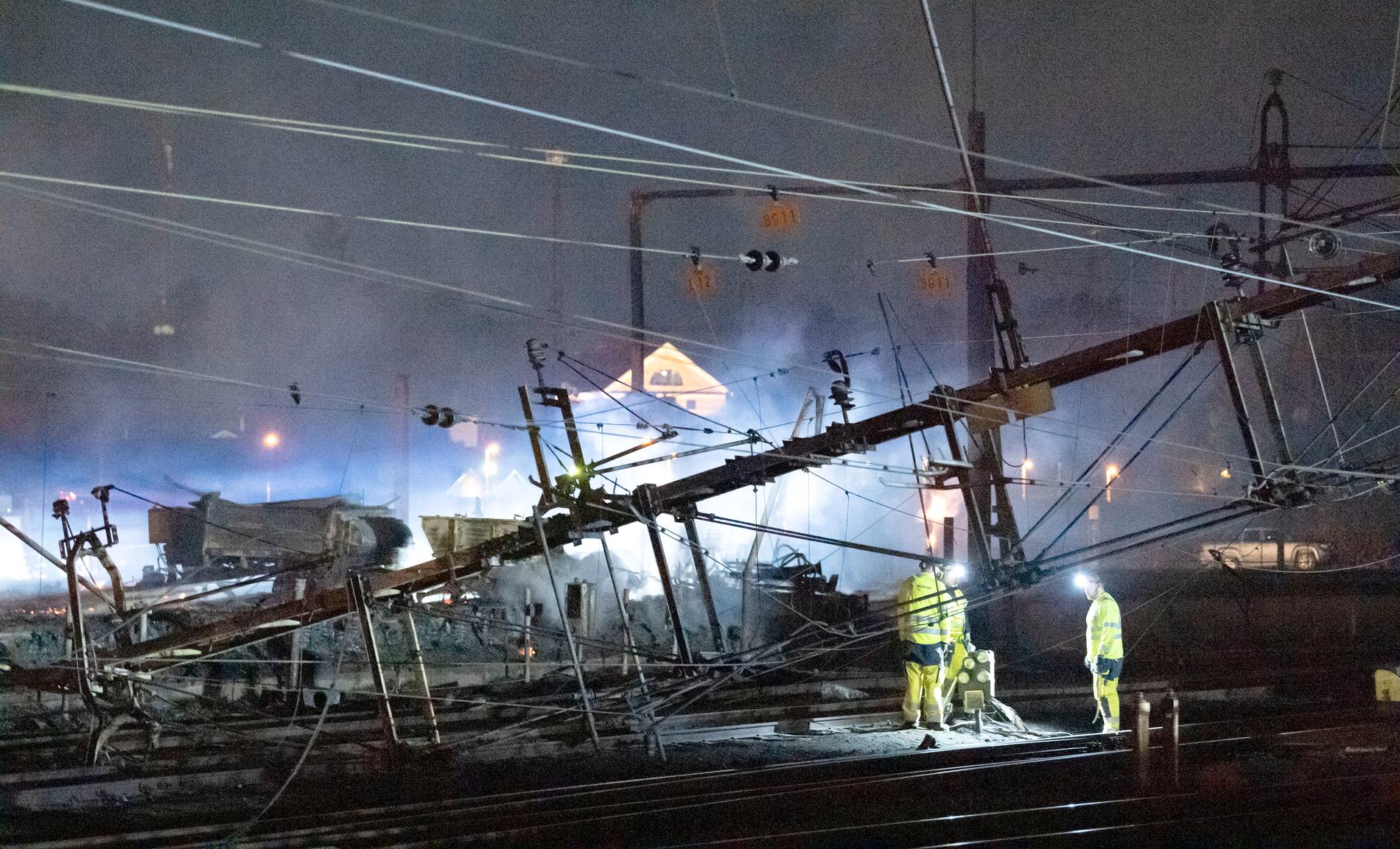 Tågtrafiken stoppas i flera dagar sedan den kraftiga branden i närheten av järnvägen i Hässleholm på tisdagskvällen.