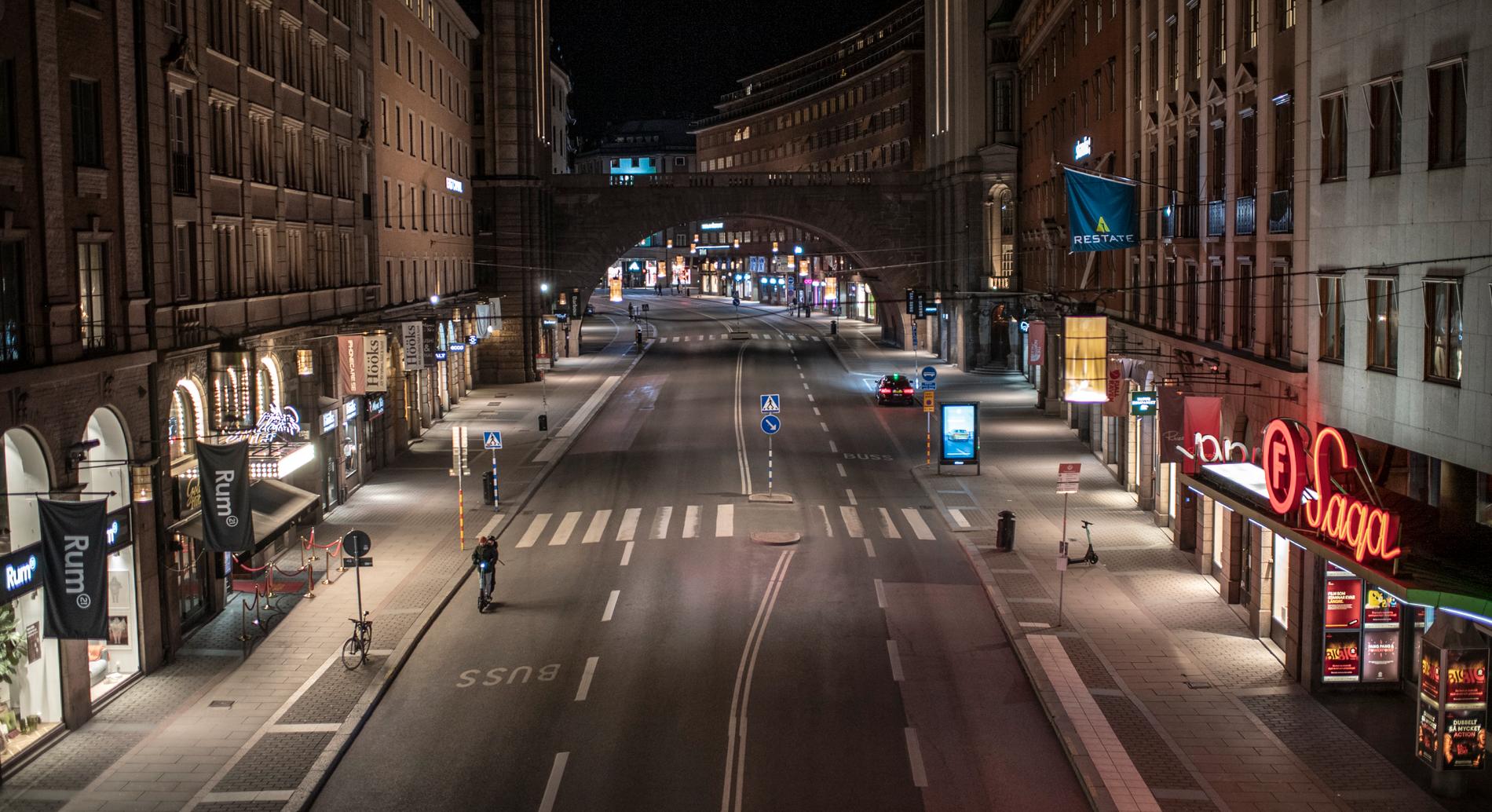 Kungsgatan i Stockholm, klockan 20.45 i lördags kväll.