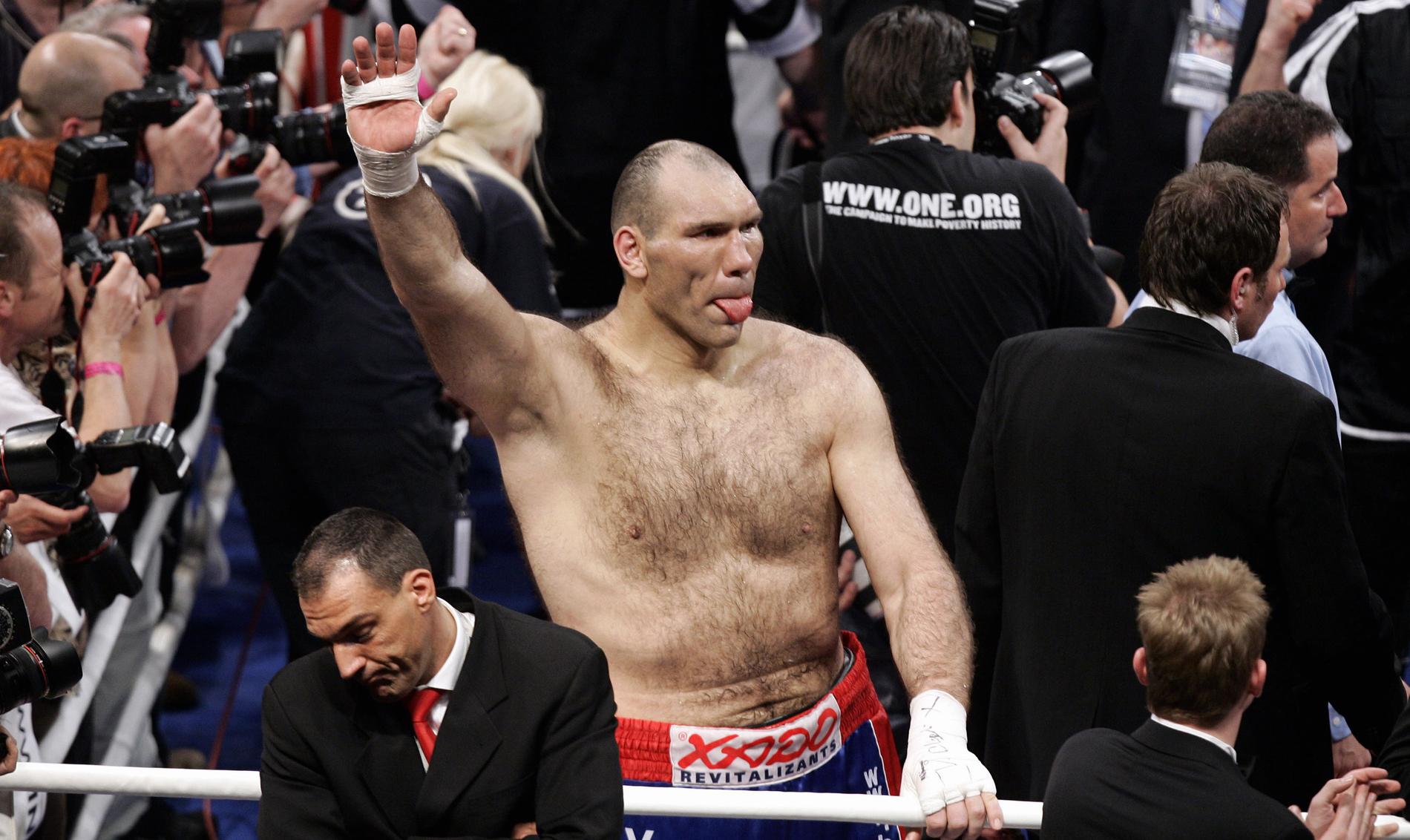Monstret från öst Nikolai Valuev går upp i ringen i en boxningsgala i Tyskland på lördagkväll.
