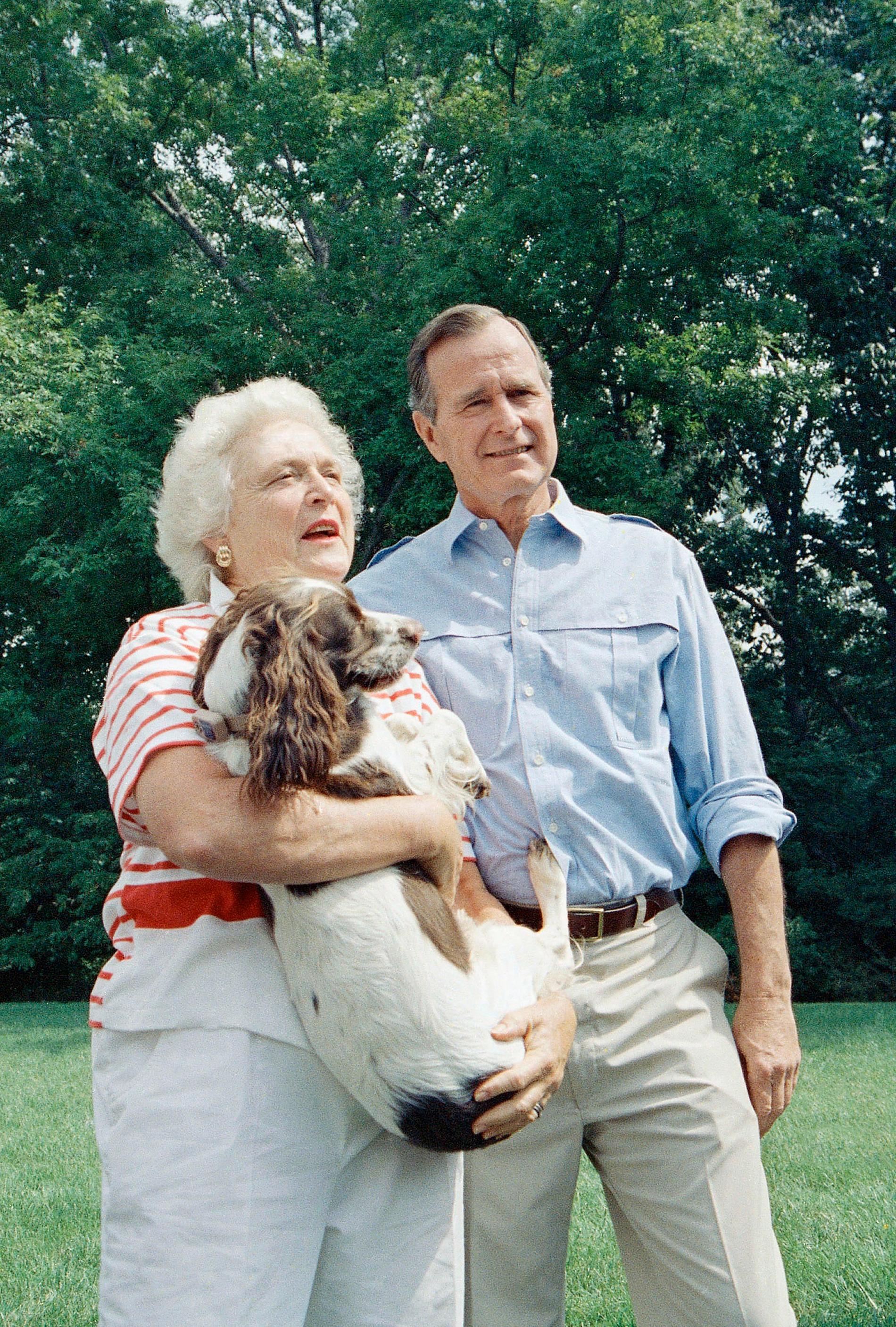 Tre medlemmar i familjen Bush möter pressen utanför sitt hem i Washington i september 1988.
