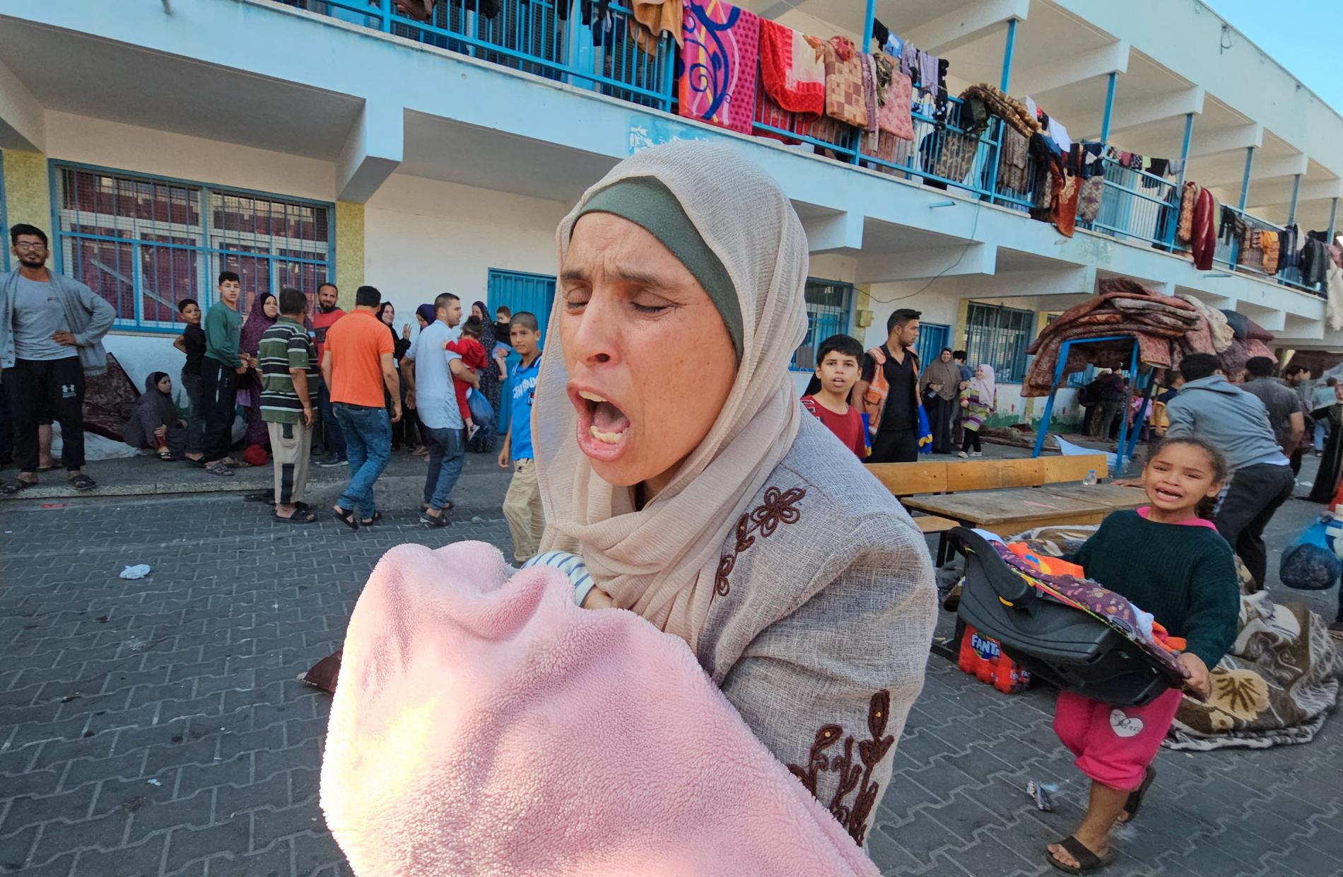 En kvinna i Gaza reagerar på luftangreppet mot FN-skolan.