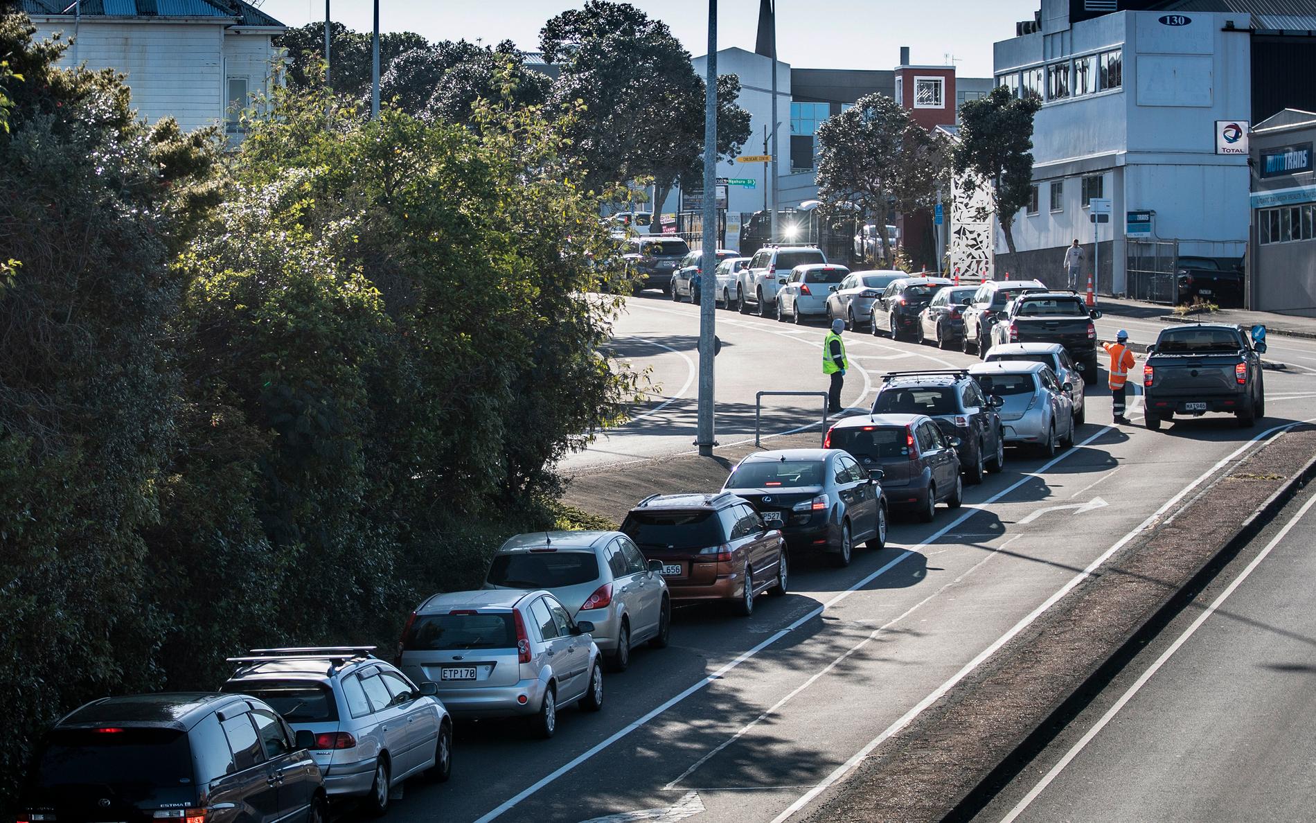 Bilar köar till ett testställe i Auckland på torsdagen.