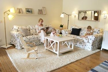 Luftig atmosfär Det ljusa vardagsrummet är familjens centrum. Soffor samt matta från Ikea, bord från Ellos.