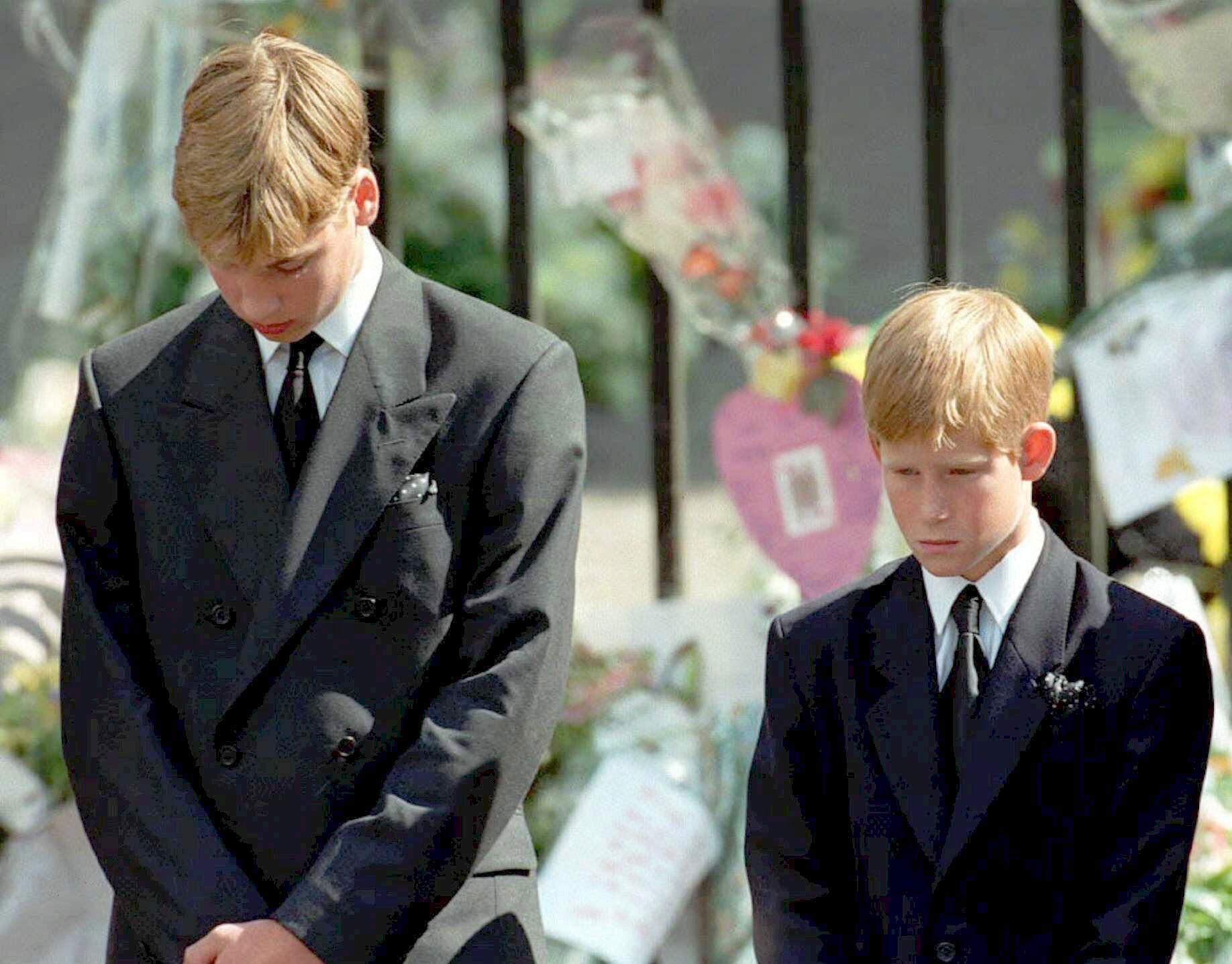 Prins William och prins Harry på mammans begravning 1997.