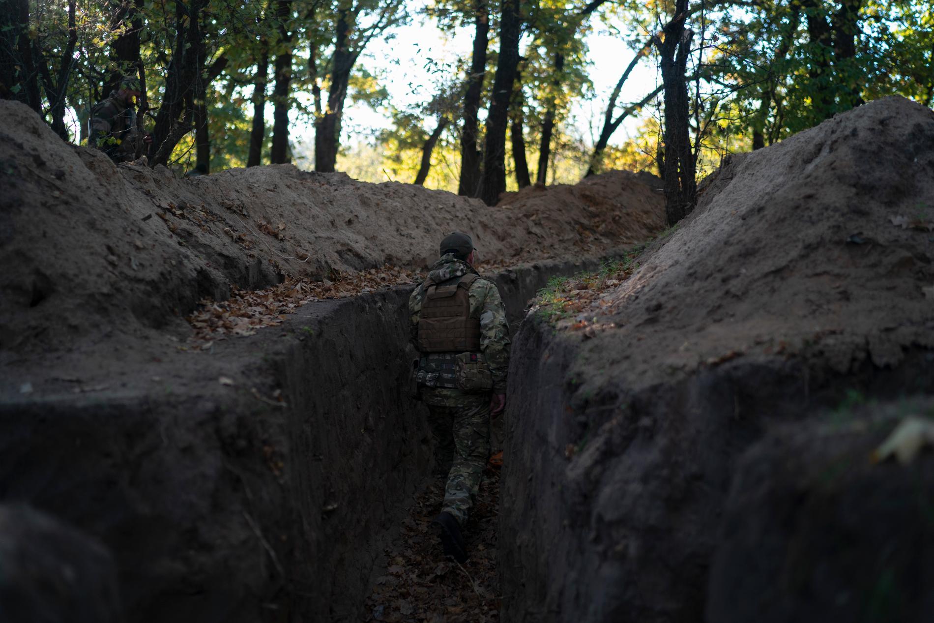 Ukraina avancerar i Cherson-regionen. En ukrainsk soldat inspekterar en rysk skyttegrav som erövrats. Bild från 12 oktober.