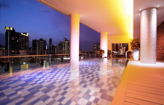 QUINCY HOTEL, SINGAPORE  Den läckra, helt inglasade poolen ligger på tolfte våningen. Speciella ljuseffekter ska ge bassängen ett glödande utseende kvällstid.