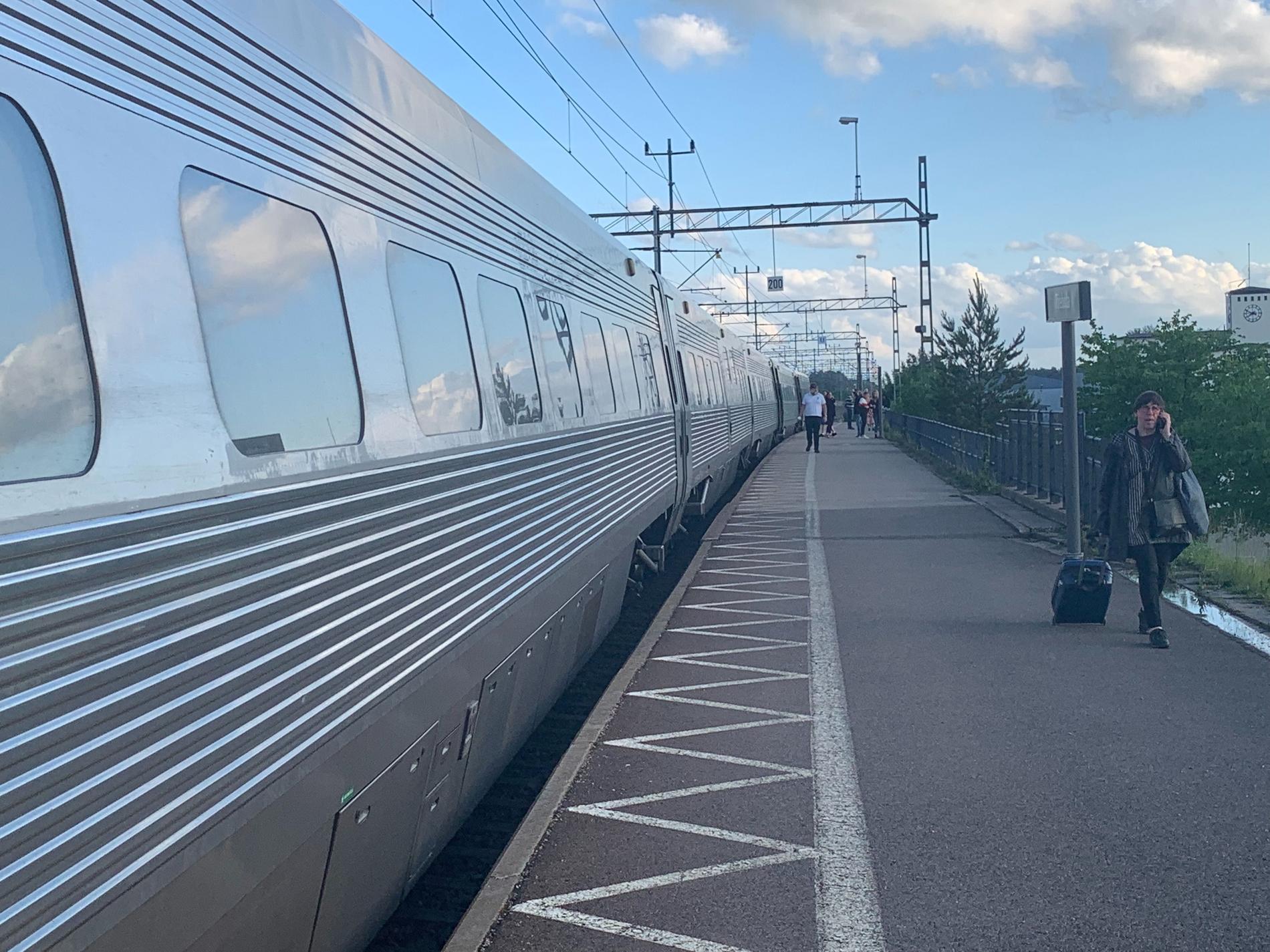 Tågen står stilla mellan Göteborg och Stockholm. Det här tåget fick stanna i Töreboda.