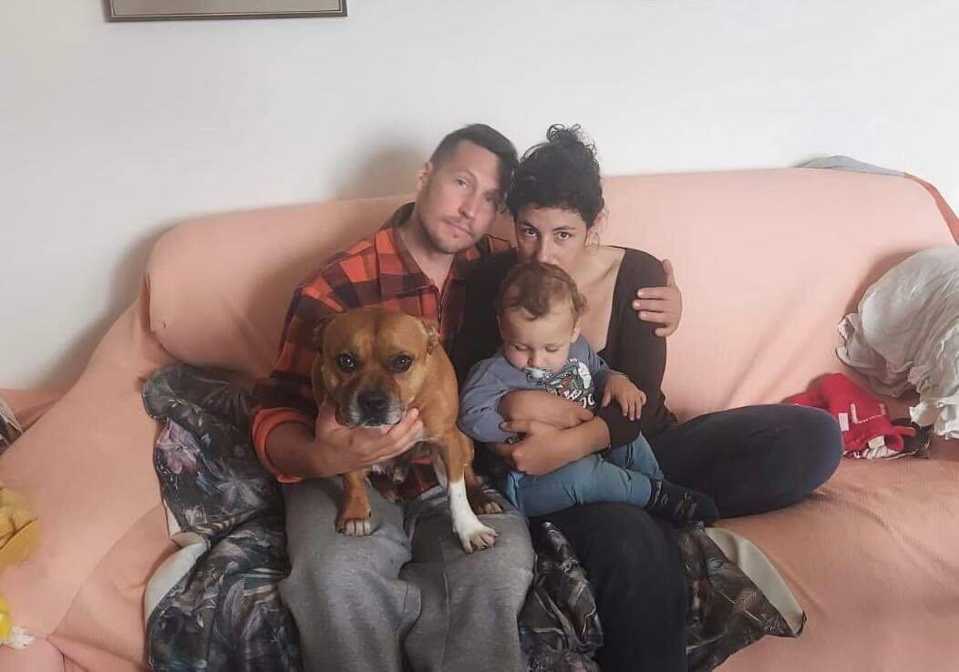 Adrian Boschetto med frun Giulia Oriani, sonen Pietro och hunden Harley. 