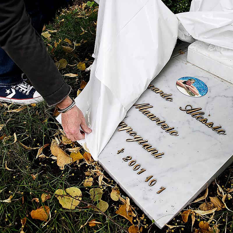 Familjen ska inviga Riccardos nya grav på måndag. Den förra vandaliserades.