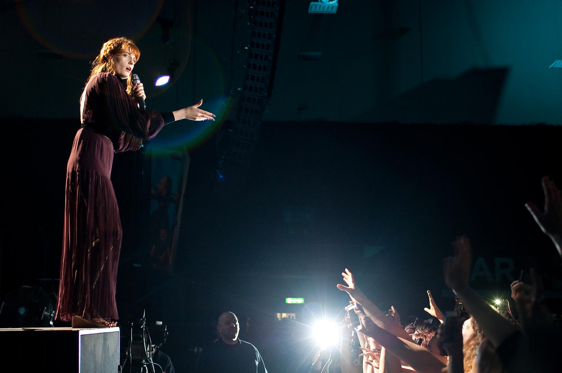 Florence Welch i Florence And The Machine. Deras version av ”Tiny dancer” är en av höjdpunkterna. 