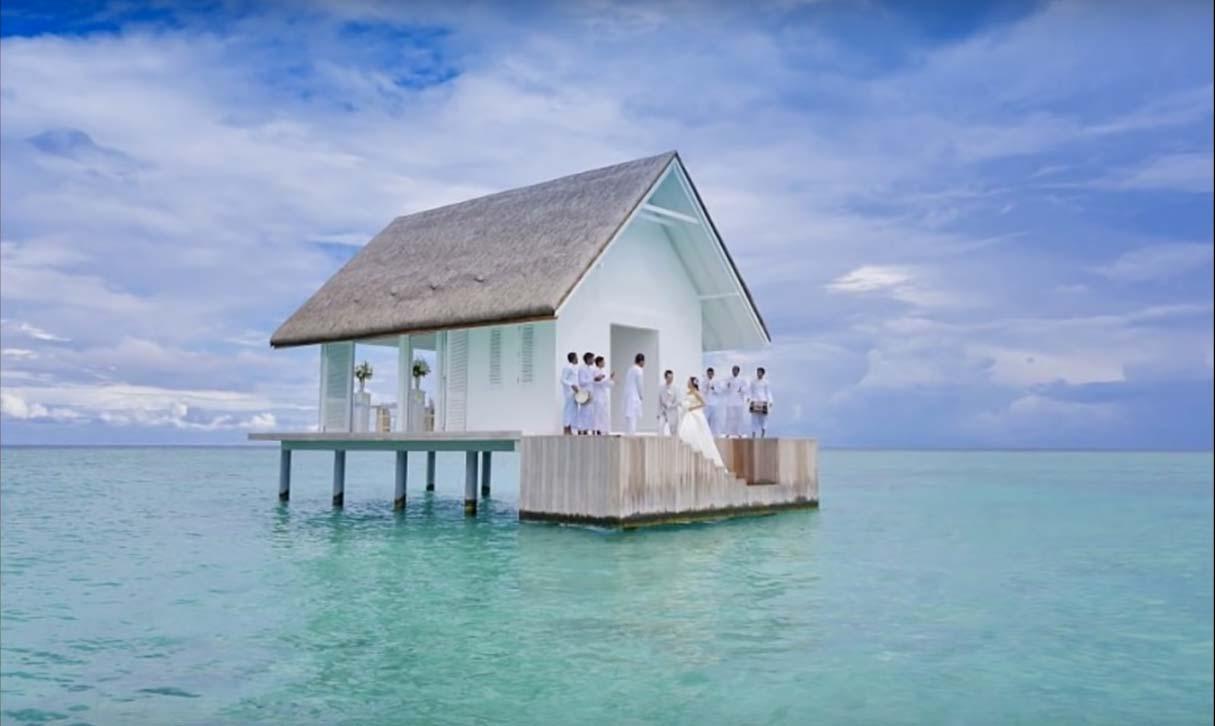 Four Seasons Resort Maldives har byggt en bröllopspaviljong i Indiska oceanen.