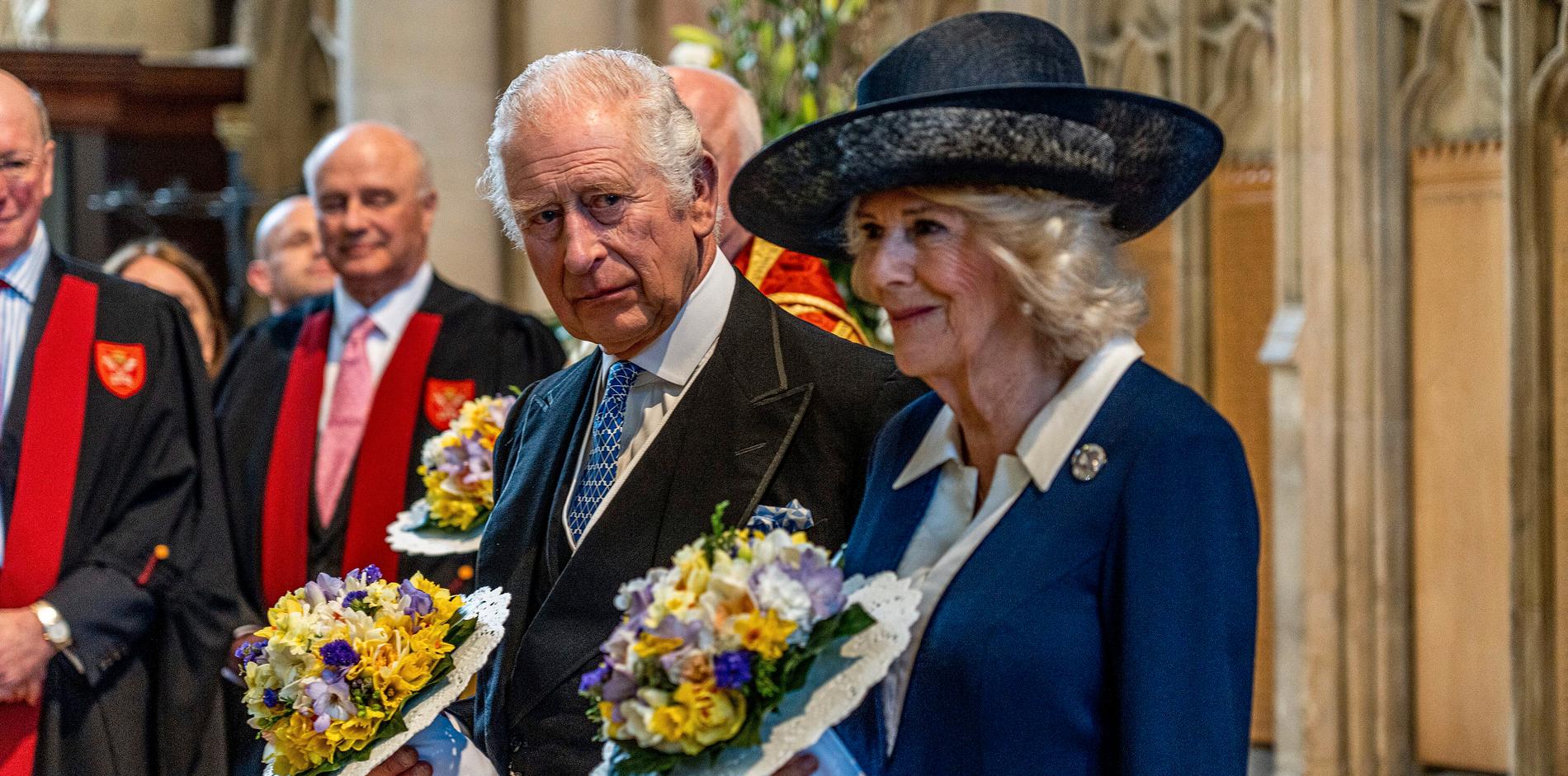 Charles III kröns till kung och hans fru Camilla blir drottning i London under lördagen.