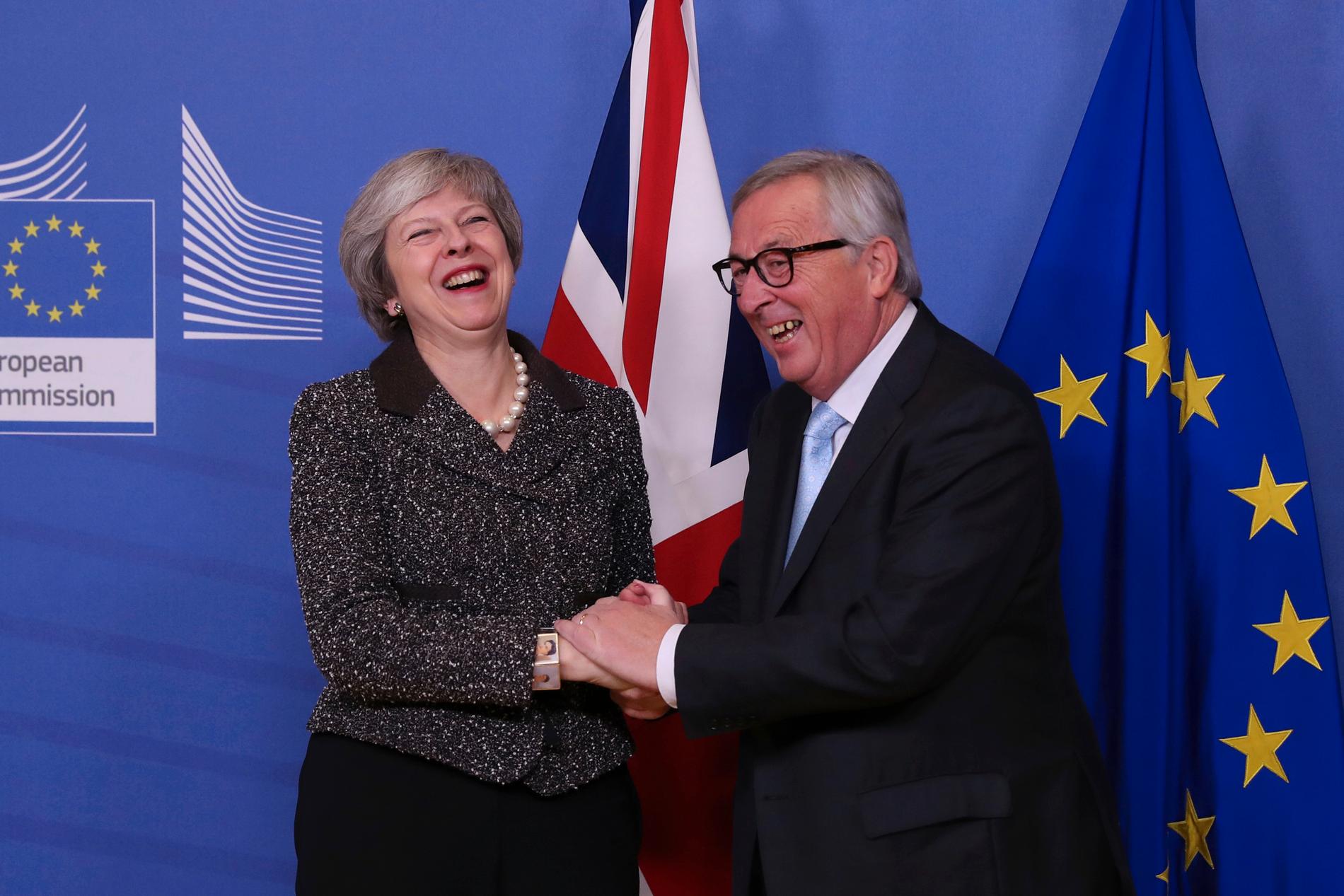 Glada miner när Storbritanniens premiärminister Theresa May mötte EU-kommissionens ordförande Jean-Claude Juncker i Bryssel i förrgår. Nu möts de igen på årets sista EU-toppmöte.