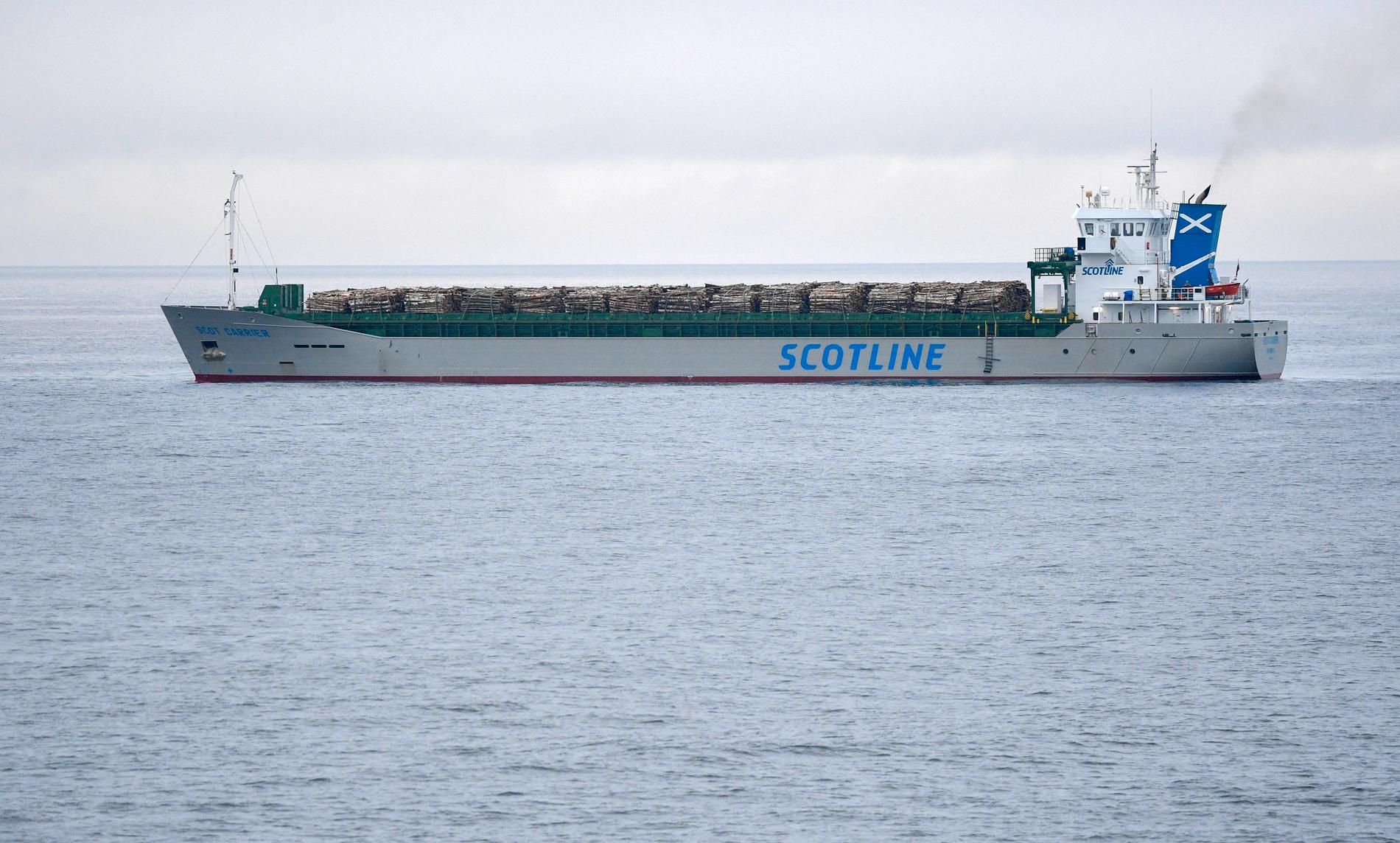 Det brittiska lastfartyget Scot Carrier stötte samman med det mindre danska Karin Høj i Östersjön natten till måndagen.
