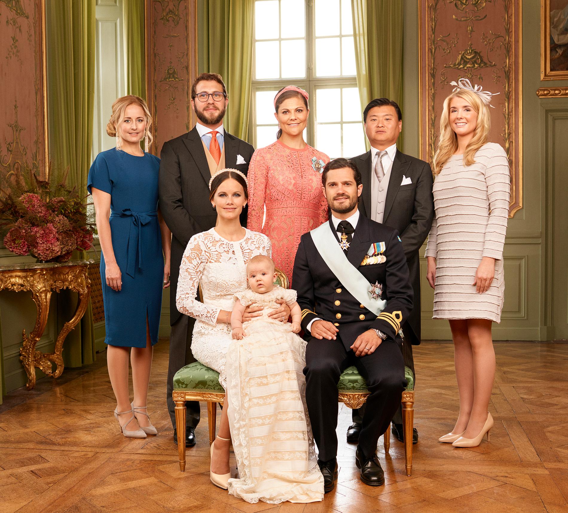 Här är prinsparet med faddrarna Lina Frejd, Victor Magnuson, kronprinsessan Victoria, Jan-Åke Hansson och Cajsa Larsson.
