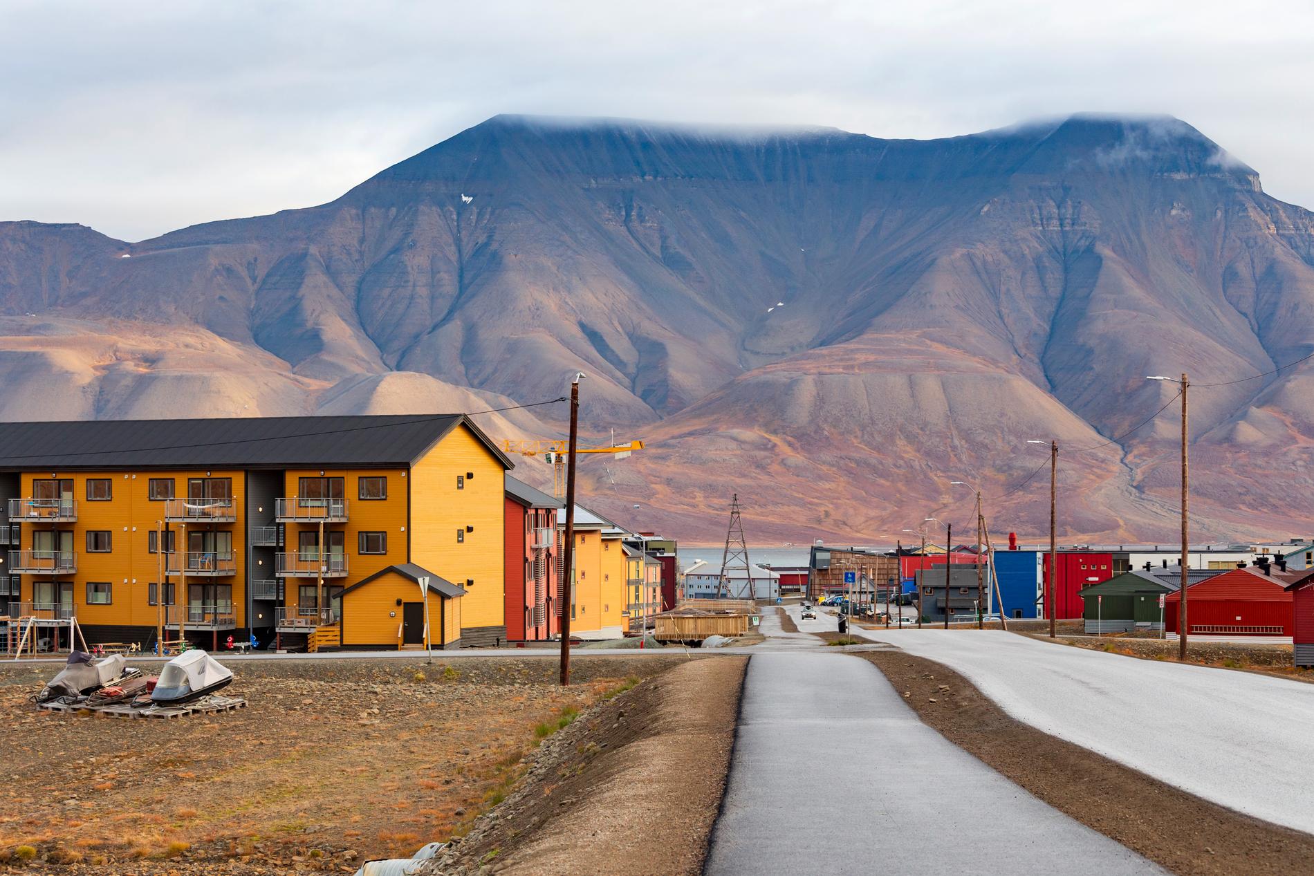 På turistbyrån på Svalbard strömmar gästerna vars flighter blivit inställda.