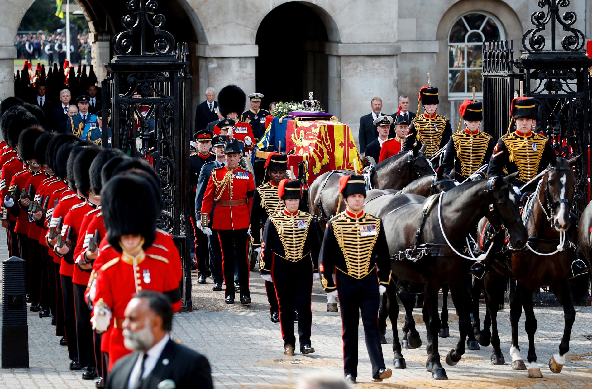 Drottning Elizabeth II:s kista drogs genom staden av ett spann svarta hästar.