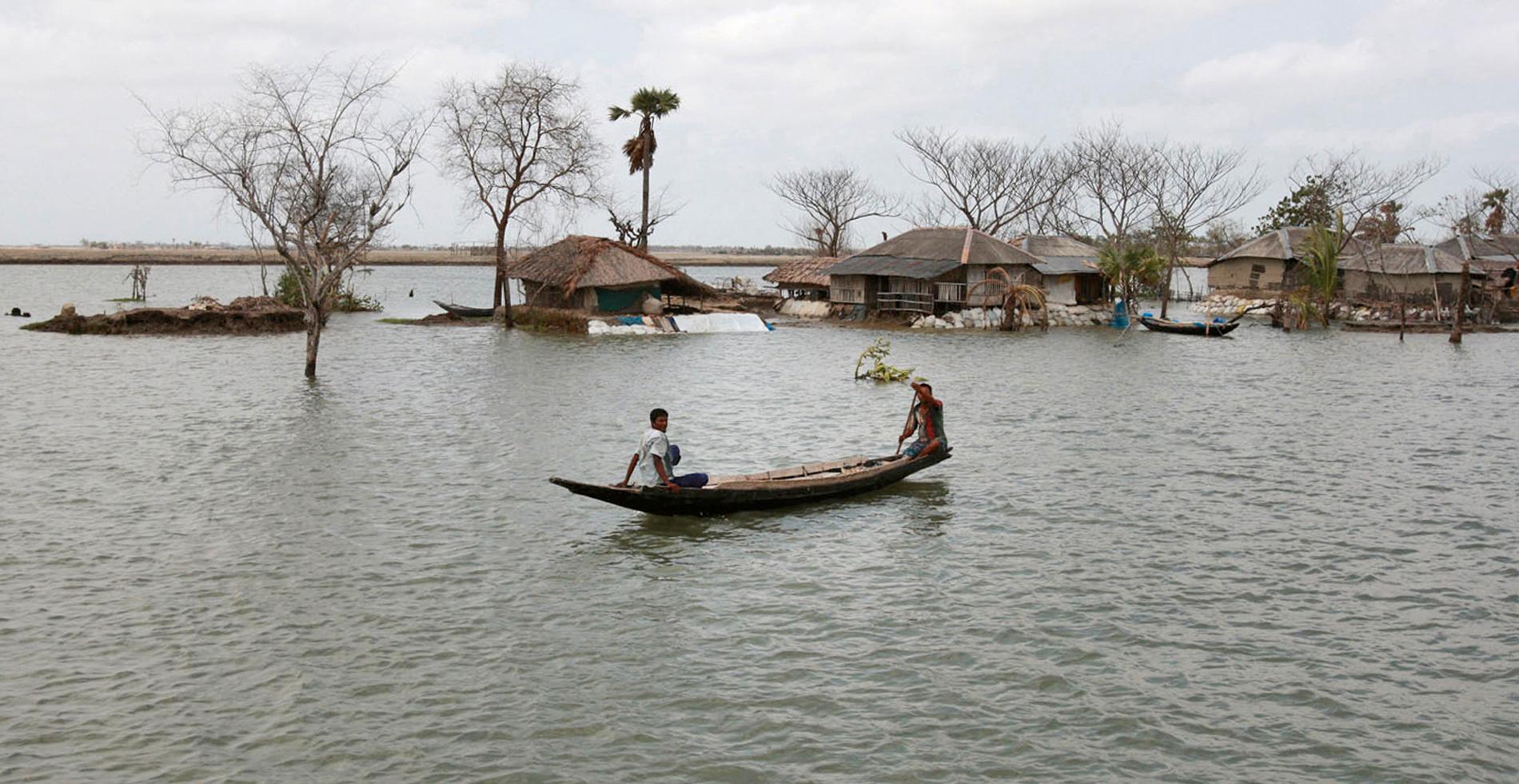 Cyklonen sköljde in över 175 kilometer kust och lämnade 100 000 människor hemlösa när deras hus hamnade under natten.