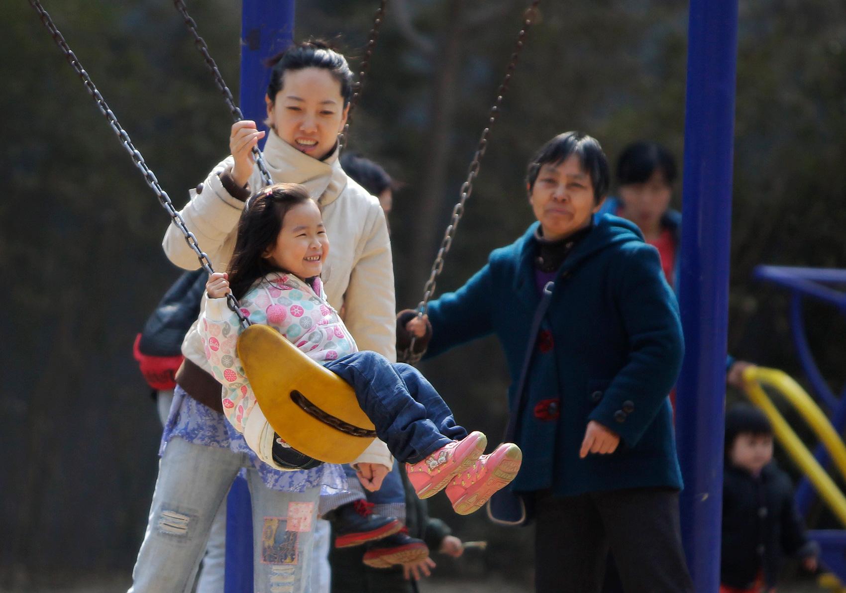 Kinesiska par kommer framöver att tillåtas skaffa två barn.