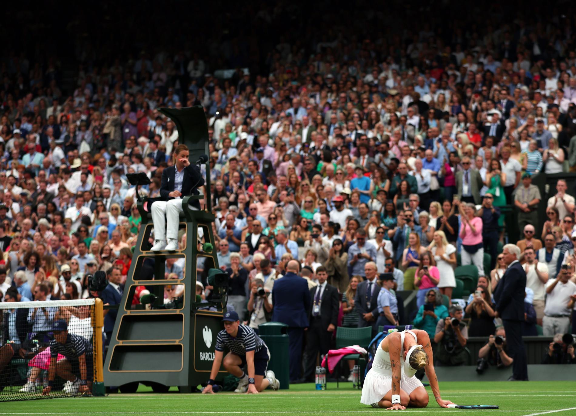 Marketa Vondrousova efter att ha vunnit  Wimbledon.