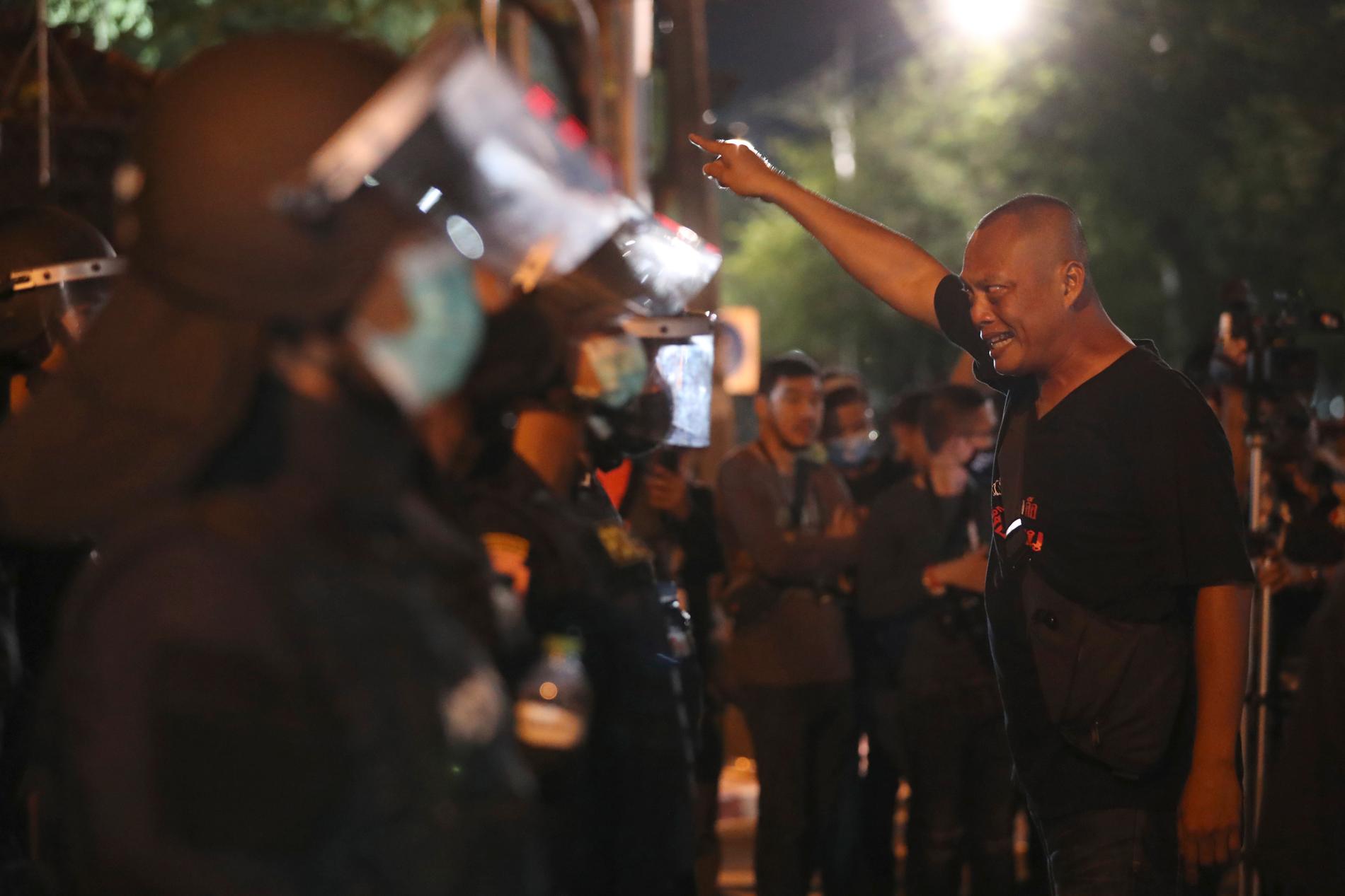 Demonstranter konfronterar polis i Bangkok på torsdagen.