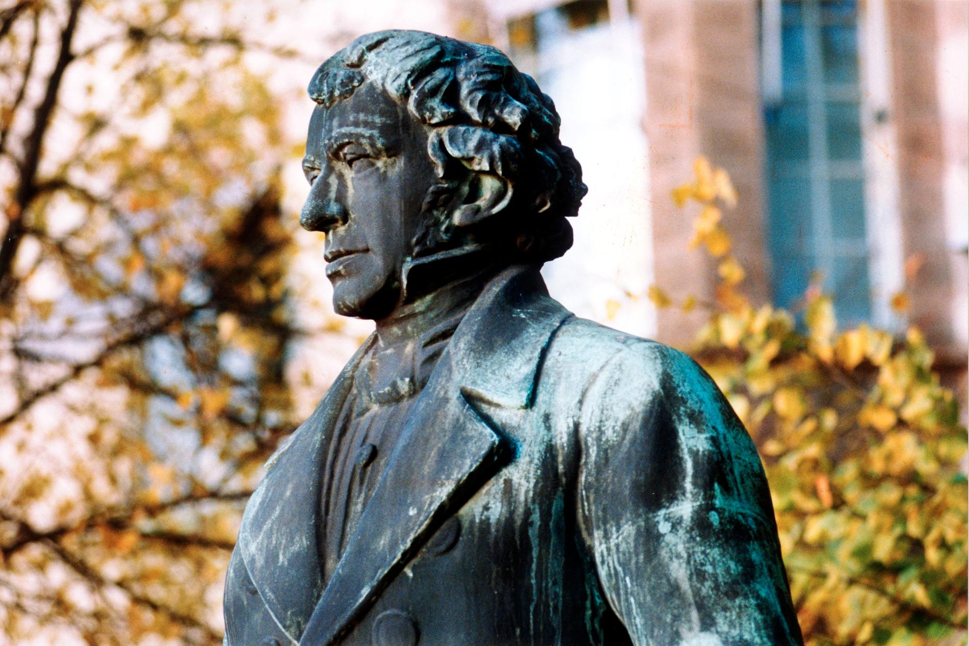 Staty föreställande Lars Johan Hierta som grundade Aftonbladet 1830. 
