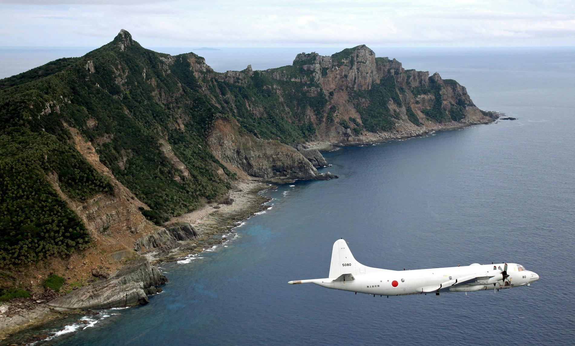 Ett japanskt militärflygplan ovanför en av de omstridda öar som i Japan kallas Senkaku och i Kina Diaoyu. Arkivbild.