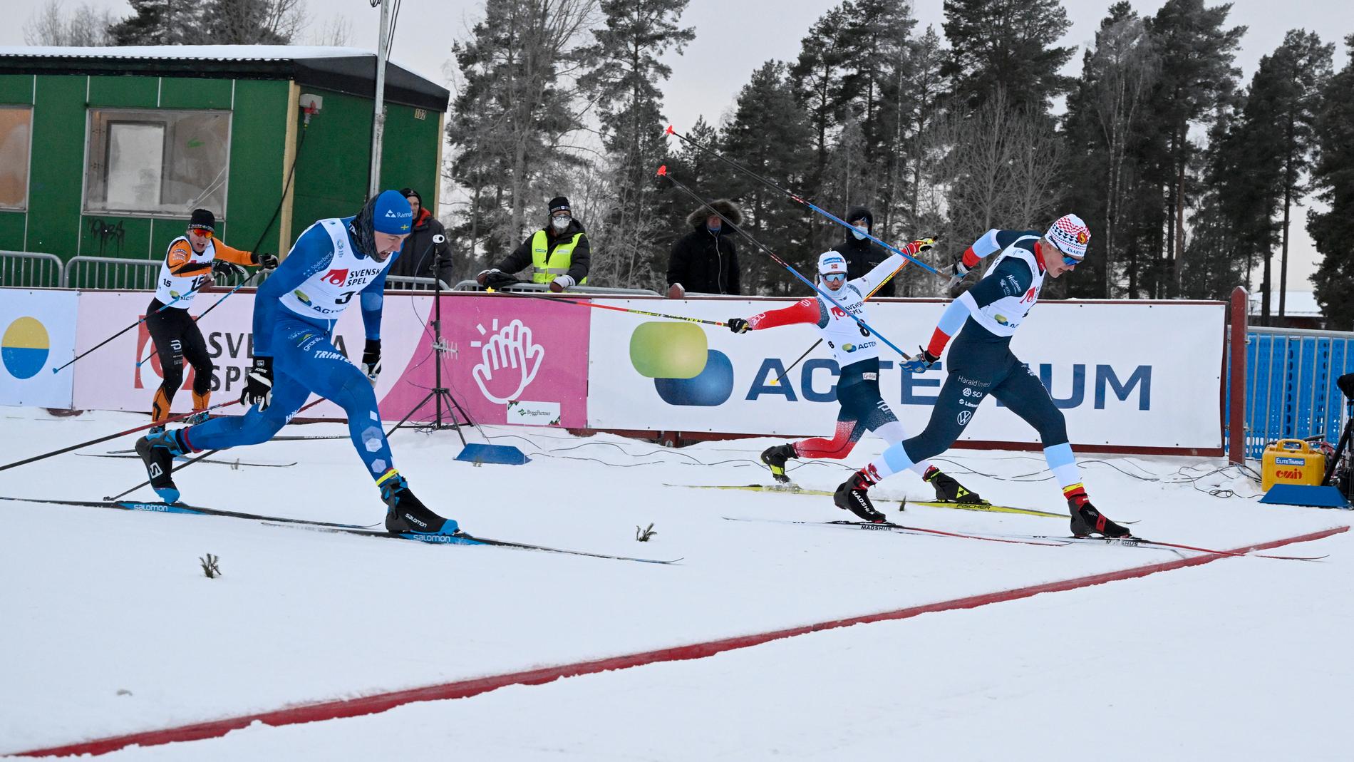 Edvin Anger är först över mållinjen under herrarnas semifinal i Skandinaviska Cupen i Falun.