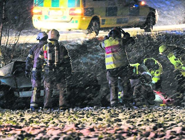 täckhammars bro  Tre personer fördes till sjukhus efter att en personbil kört av vägen vid Täckhammars bro i Södermanland i går kväll.