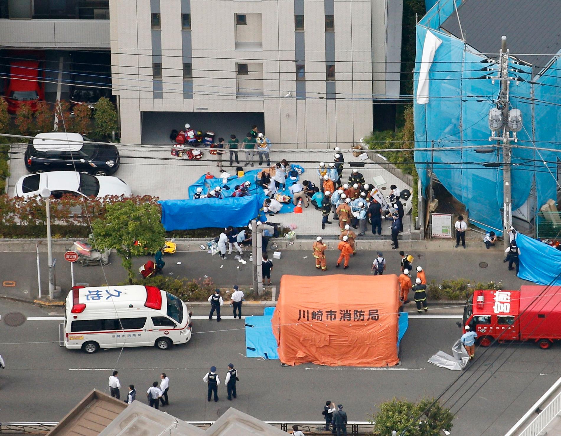 Räddningspersonal på plats efter knivdådet i Kawasaki.