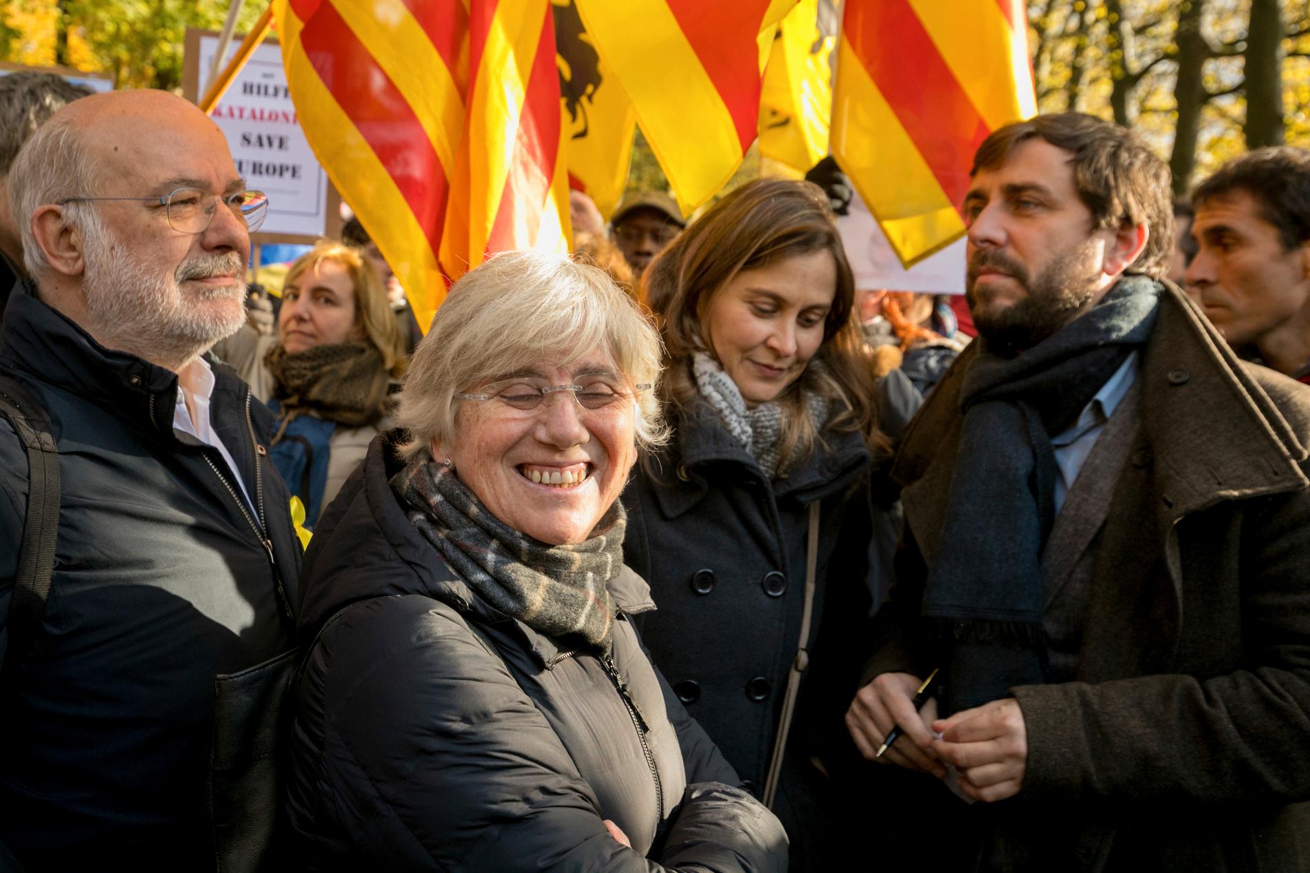 Före detta utbildningsminister i Katalonien Clara Ponsati, tillsammans med flera andra ministrar i november 2017. Arkivbild.