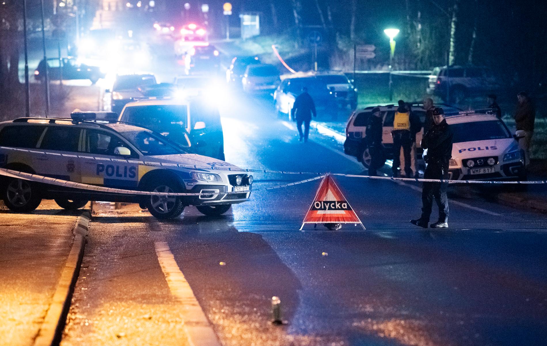 En stor polisinsats drog igång efter skjutningen i Hässleholm på torsdagseftermiddagen. Två män träffades av skott.