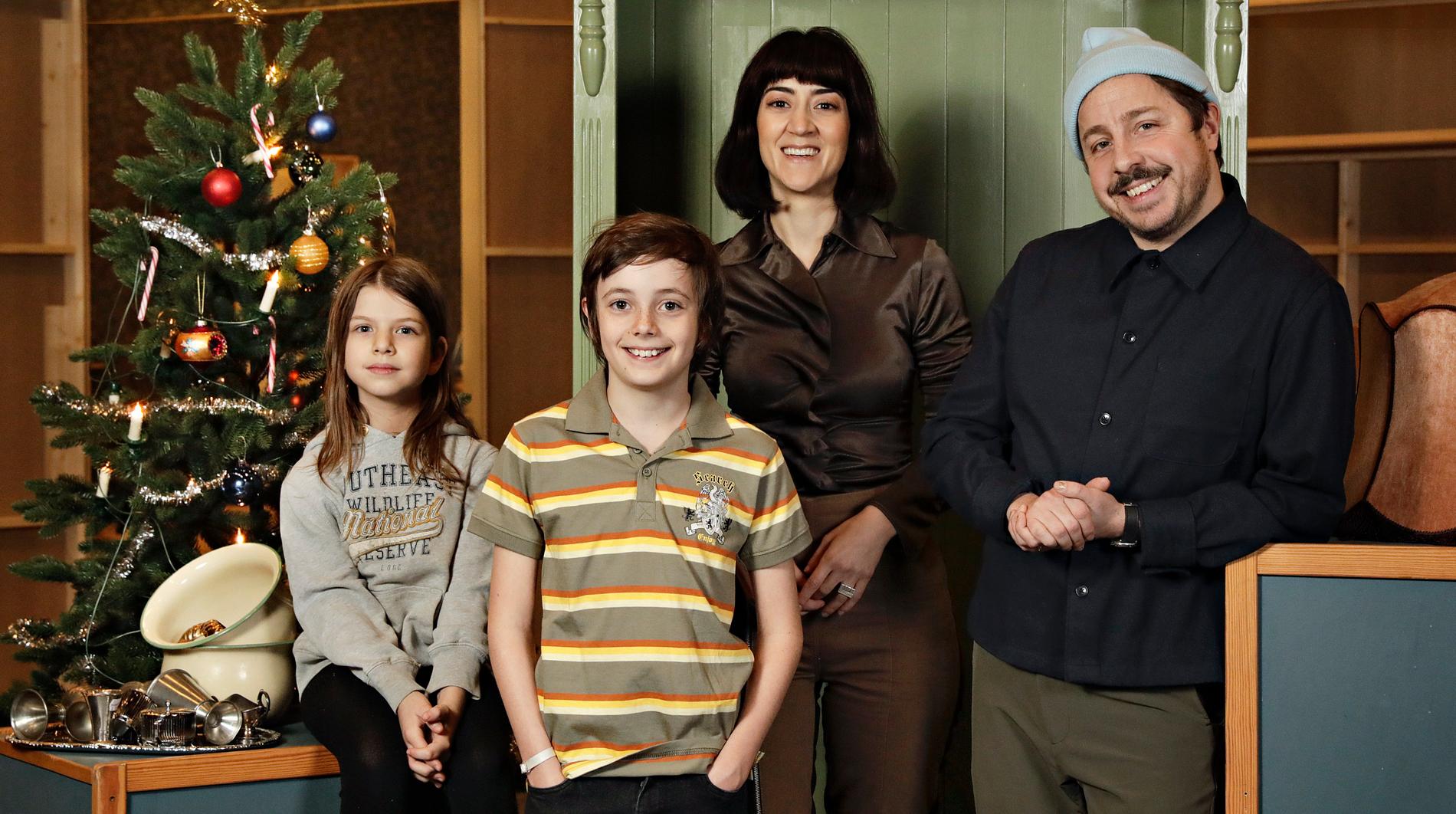 Familjen Knyckertz spelas av David Sundin (pappa Bove), Gizem Erdogan (mamma Fia) och barnen Ture och Kriminellen spelas av Axel Adelöw och Paloma Grandin. Pressbild.