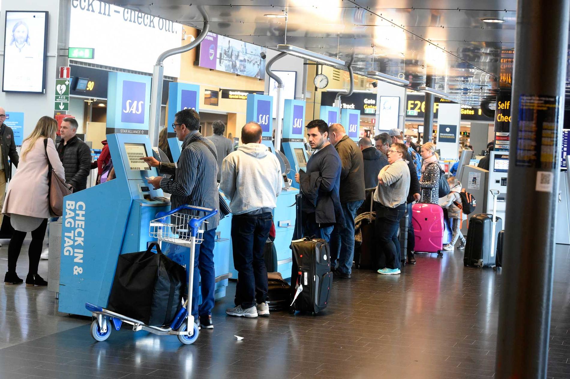 Resenärer i väntan på Arlanda under flygkaoset.