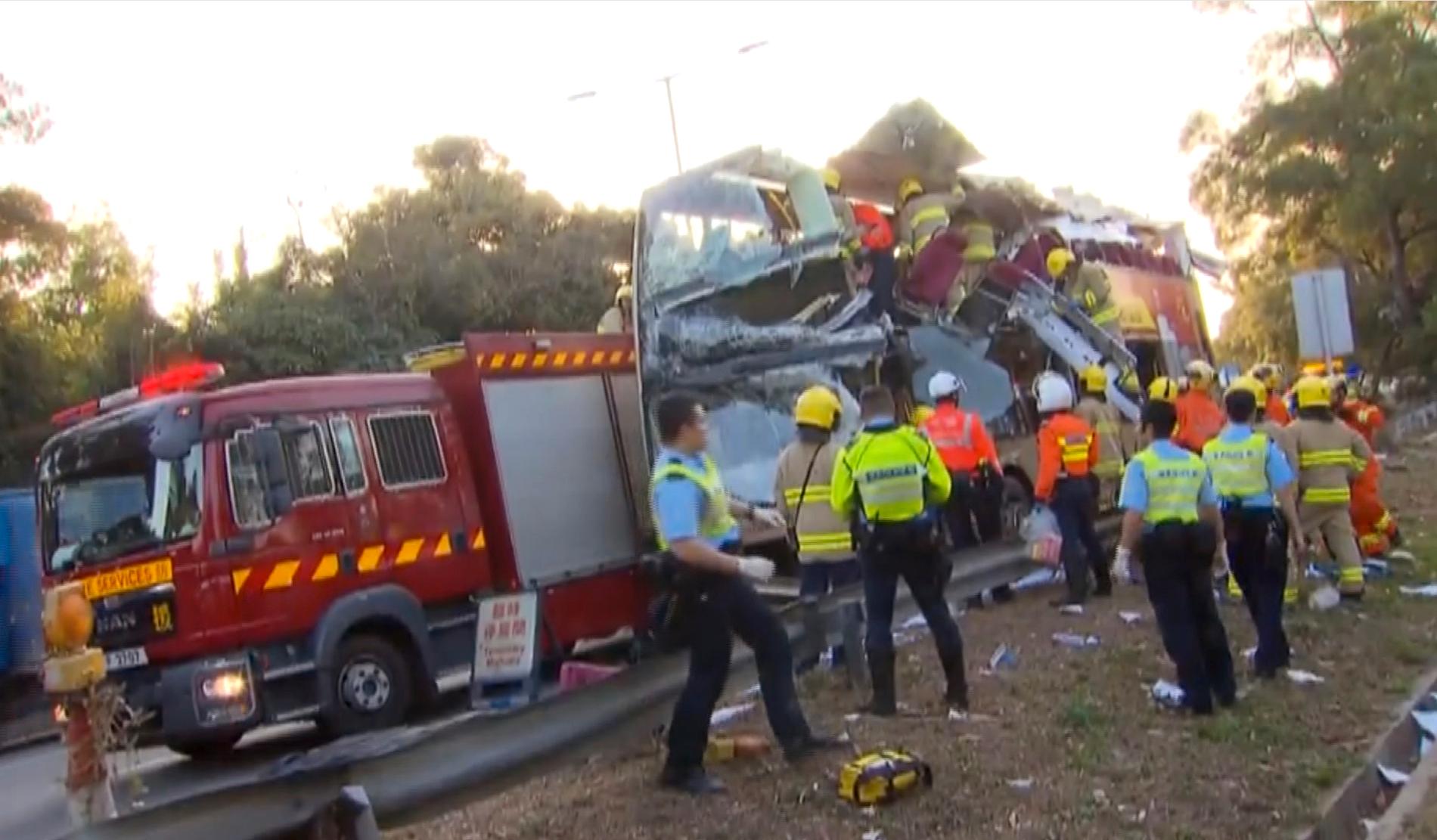 Flera människor har omkommit i en bussolycka i Hongkong.