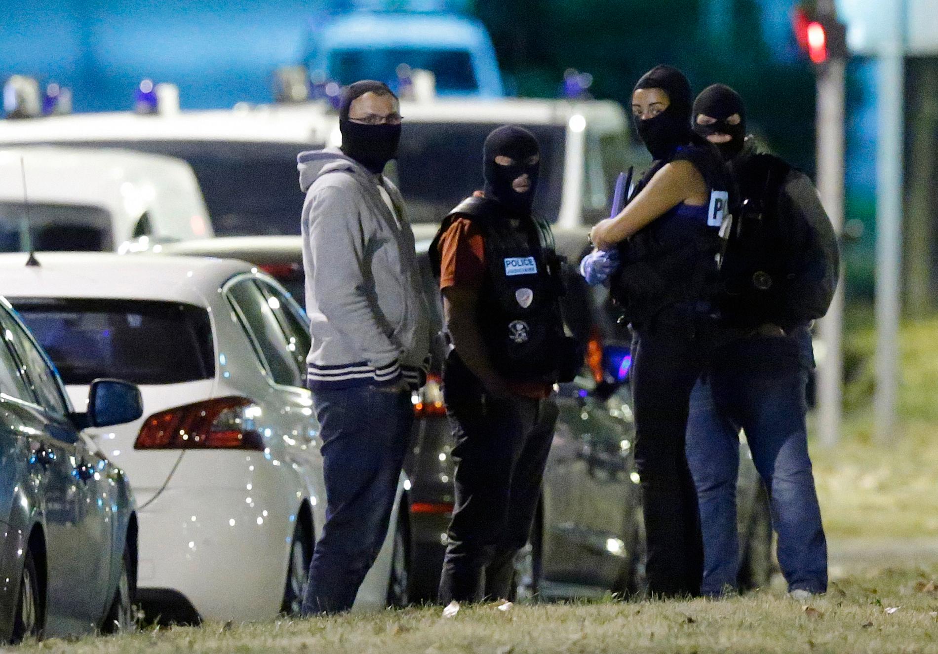 Fransk polis i anti-terroroperation i Boussy-Saint-Antoine.