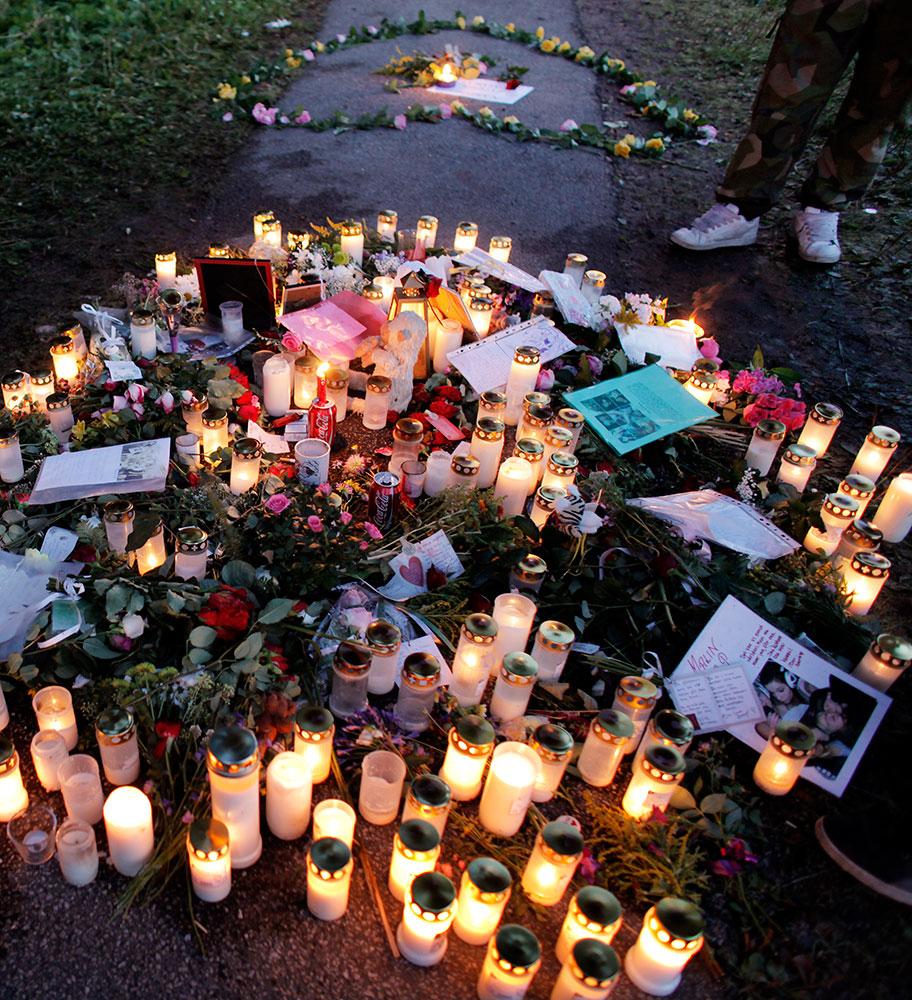 Malins vänner och familj tände ljus och la ner blommor och hälsningar efter hennes död.