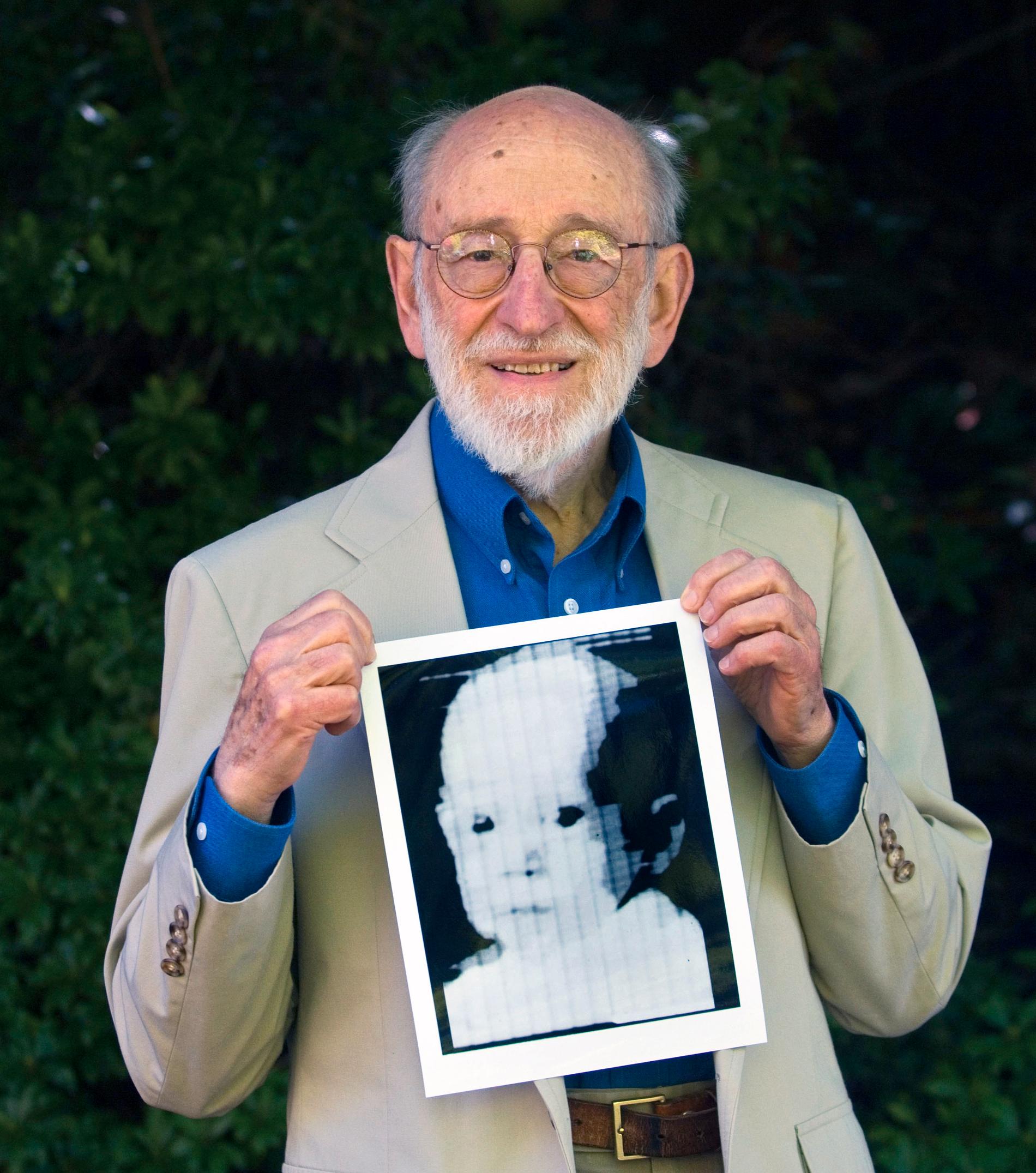 Russell Kirsch tillsammans med den första digitala bilden som föreställde hans tre månader gamle son Walden. 