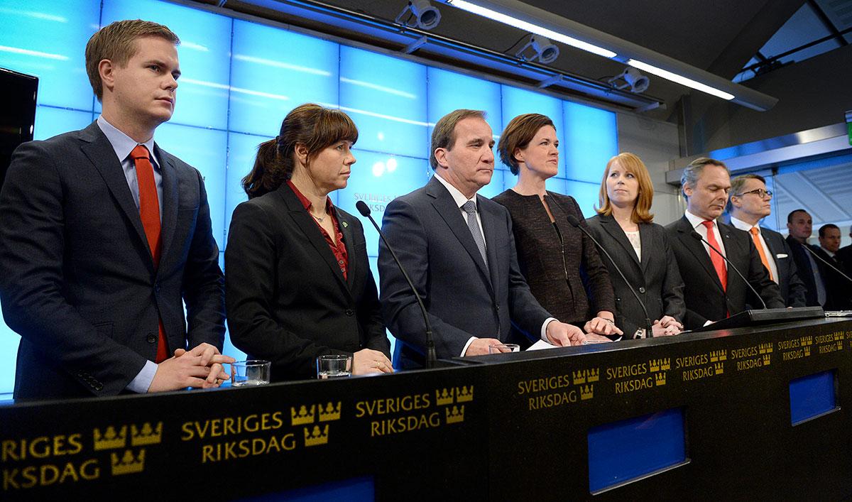 Regeringen och Alliansledarna på presskonferensen där de presenterade decemberöverenskommelsen.