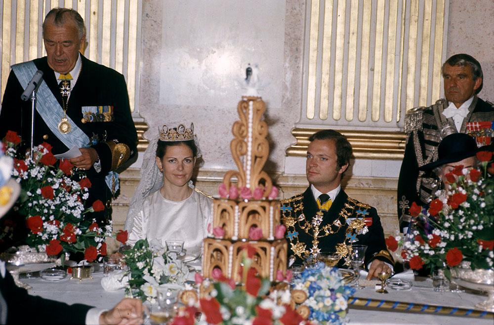 Prins Bertil håller tal för brudparet vid bröllopslunchen den 19 juni 1976. 