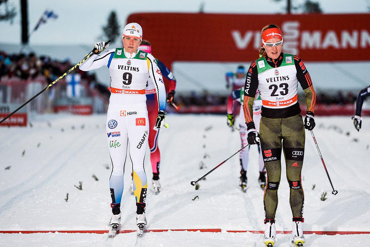 Denise Herrmann går i mål bredvid Ida ingemarsdotter under en tävling 2015.