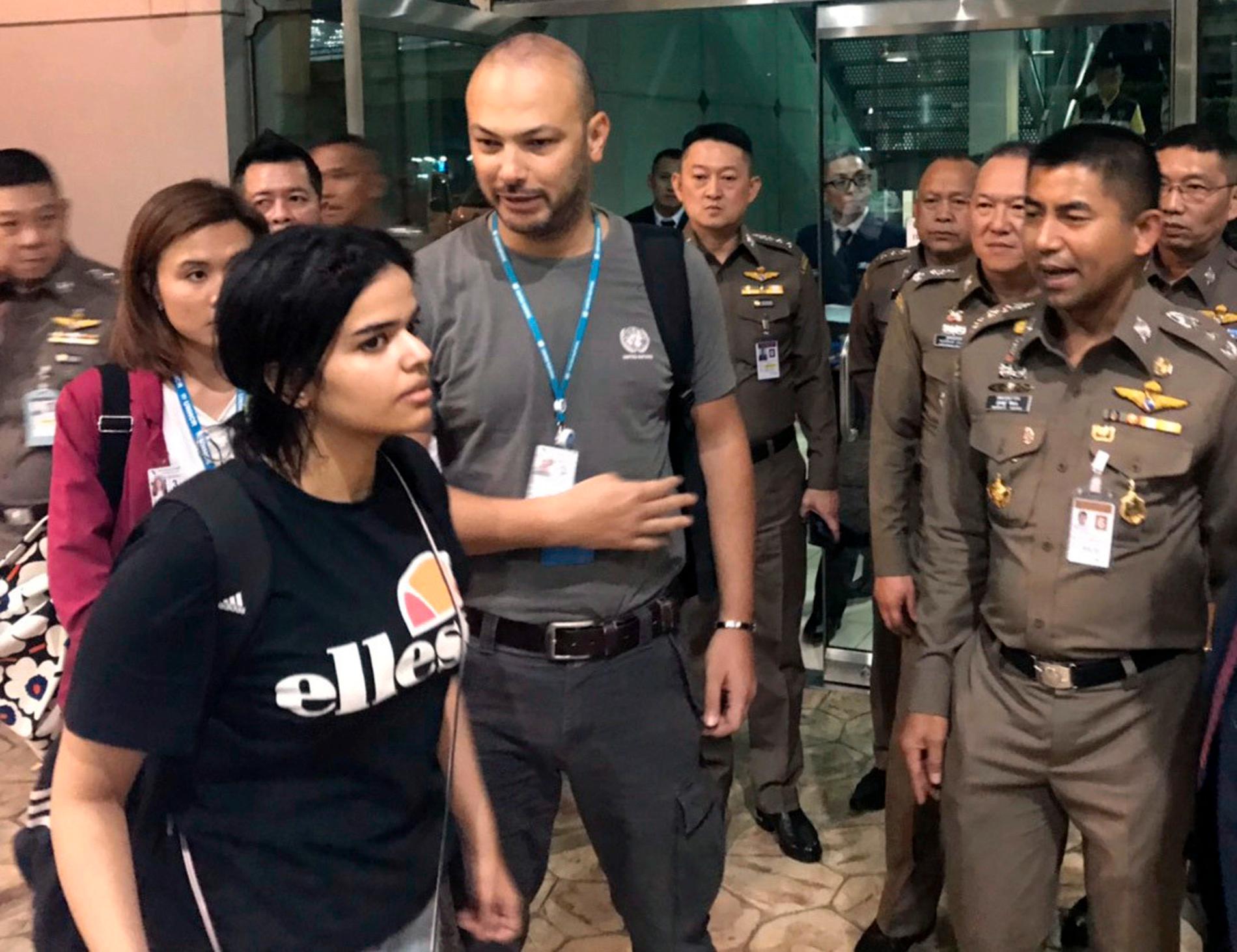 Den 18-åriga saudiska kvinnan vid flygplatsen i Bangkok i måndags.