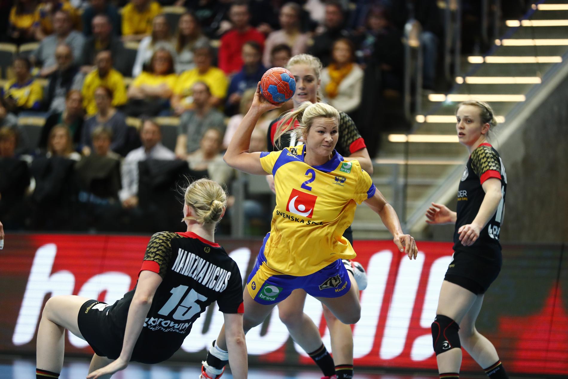 Ulrika Toft Hansen gjorde fyra av sju mål, inklusive det matchavgörande, när Sverige vände 17–23 till seger med 24–23 mot Tyskland.