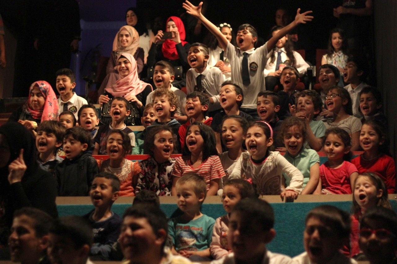 Barn i publiken vid ”The Freedom Theatre” i Jenin. ”Teatern är farlig eftersom den inte bara visar att en annan verklighet är möjlig”, skriver Johanna Wallin.