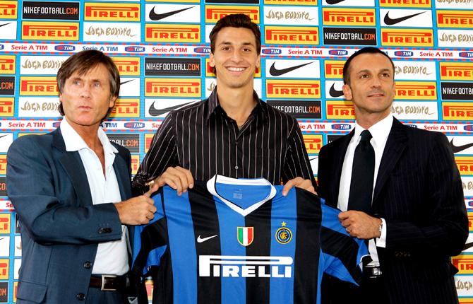 Den 10 augusti inledde den då 24-årige Zlatan nästa kapitel i sin proffskarriär. Här presenteras anfallaren för sin nya klubb Inter, flankerad av Gabriele Oriali och Marco Branca.