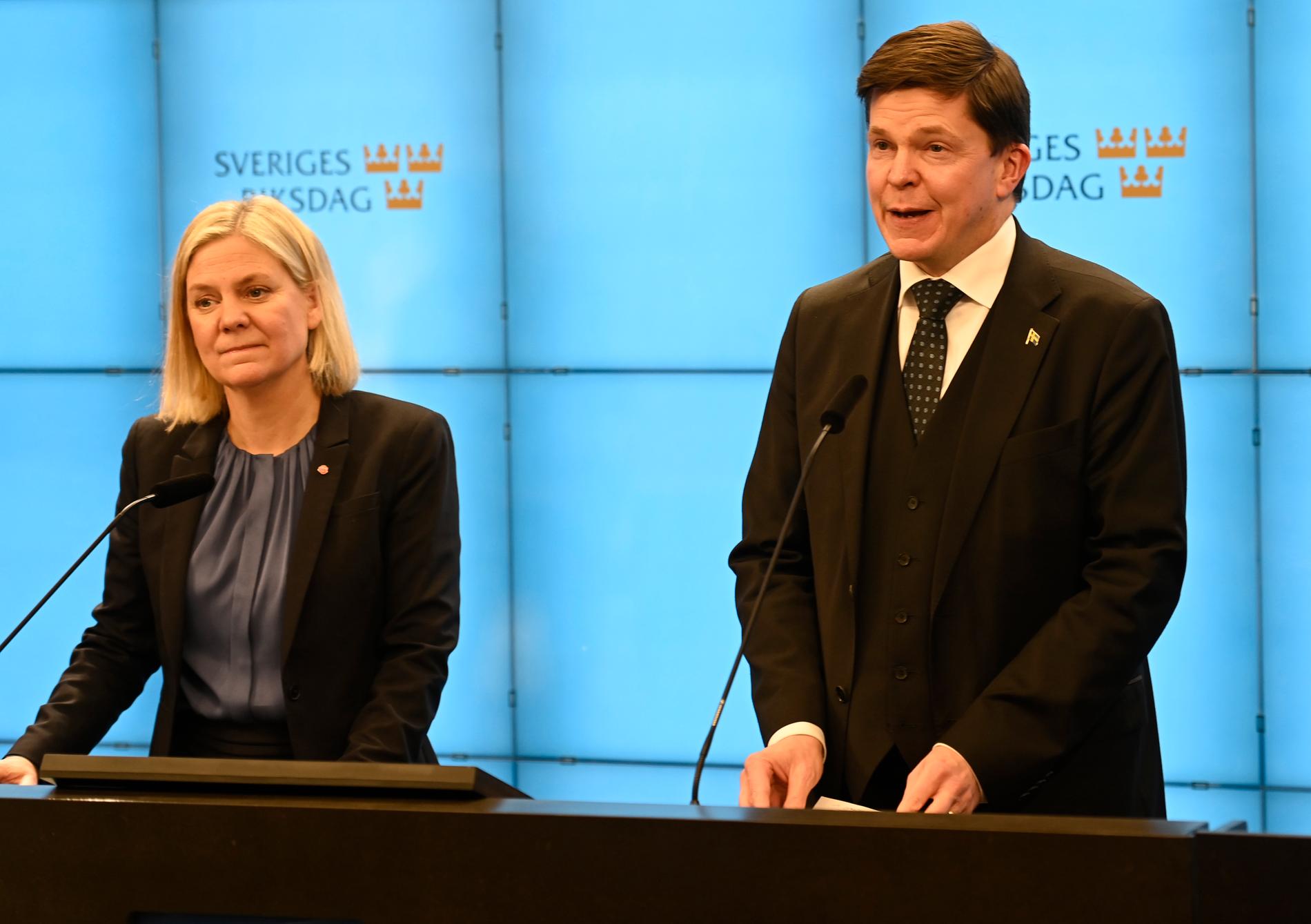 Magdalena Andersson och talmannen under pressträffen. 
