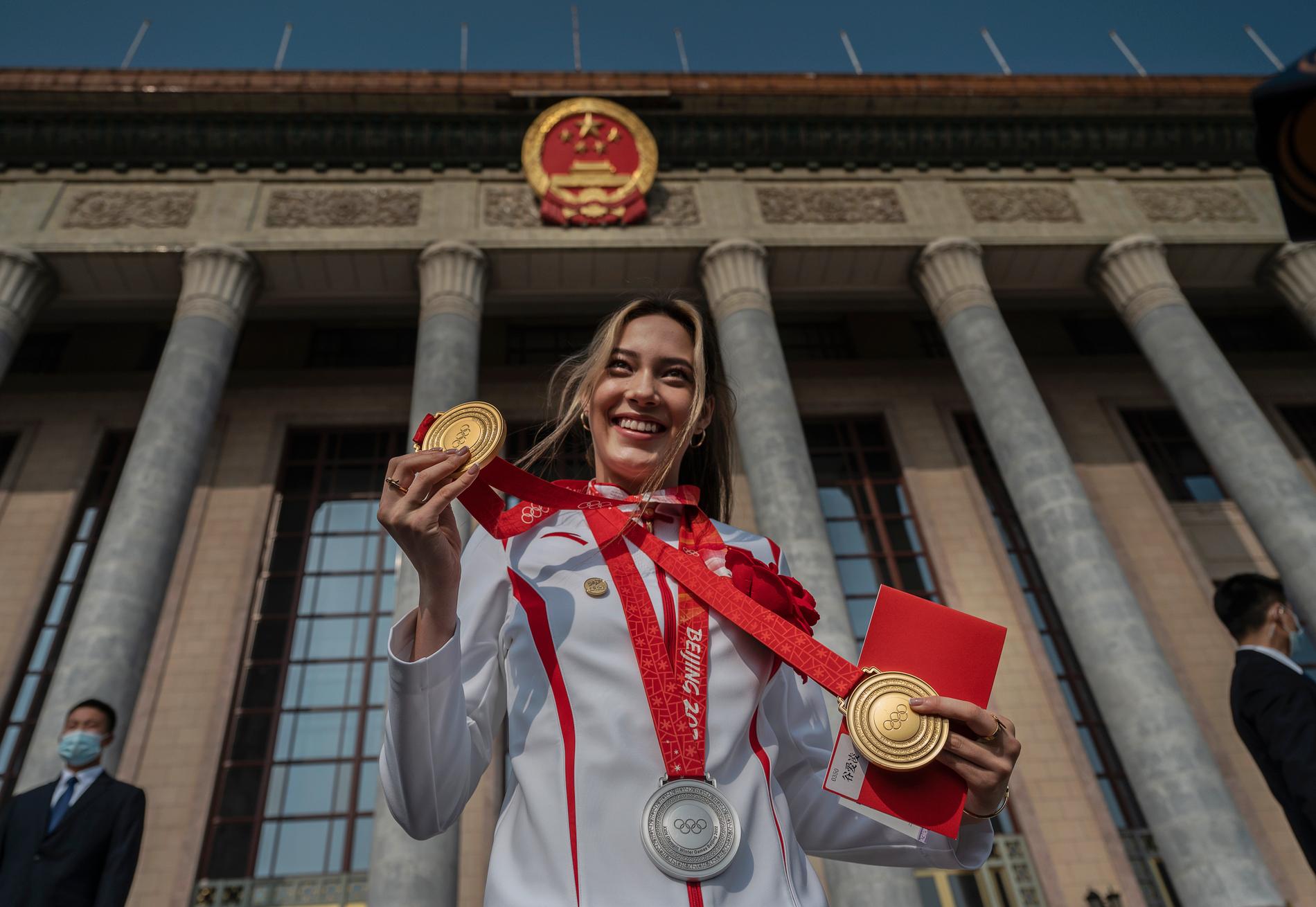 Eileen Gu visar upp sina medaljer från vinter-OS i Peking. 