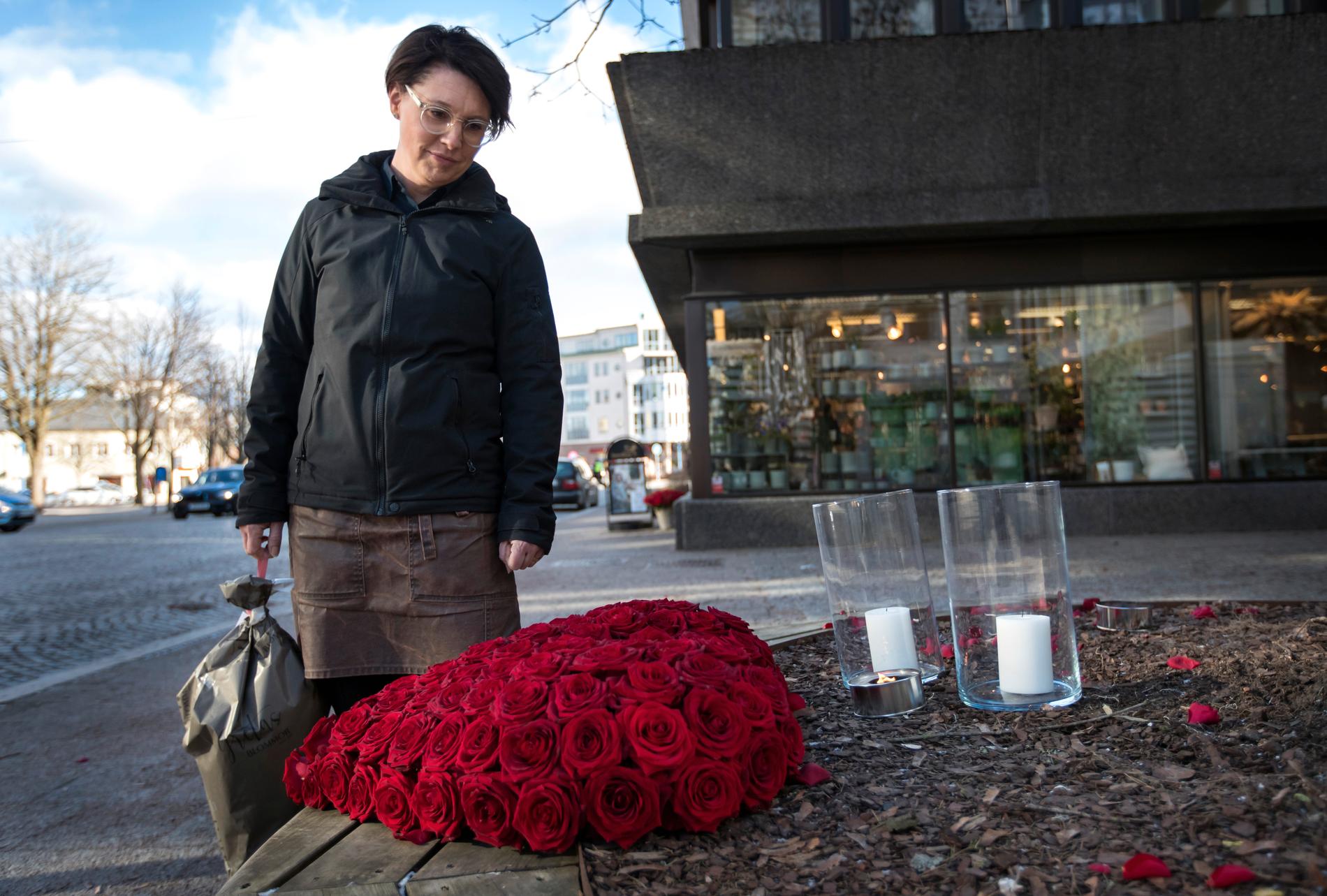 Åsa Carlqvist och hennes personal i blomsteraffären hjälpte en av de skadade i attacken i Vetlanda.