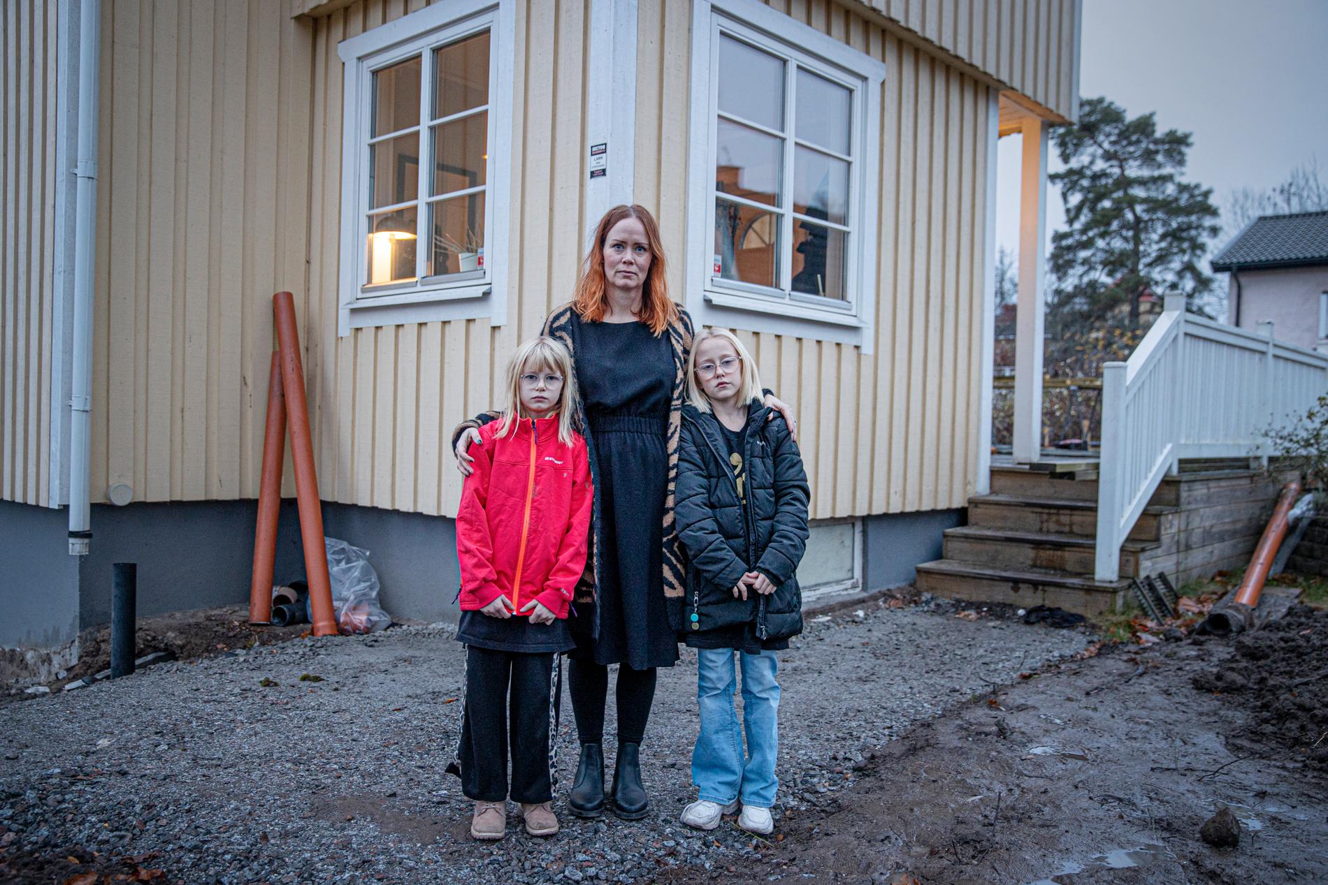 Jenny, Molly och Nora utanför sitt hem i Stockholm.