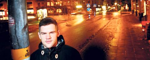 Potentiella mål Ivo Pekalski är en av 20 spelare i guldjagande Malmö FF med invandrarbakgrund som därmed lever under det ständiga hotet från den nya lasermannen som härjar i stan.